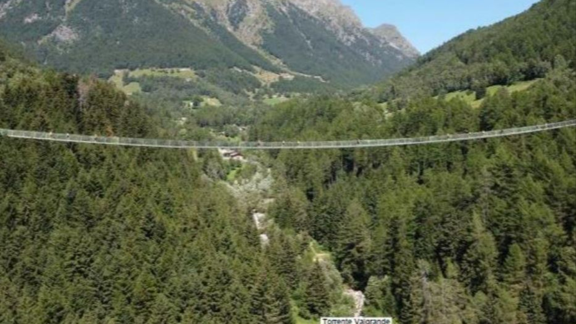 Immagine di Costruire un nuovo ponte tibetano aiuta lo sviluppo della montagna?