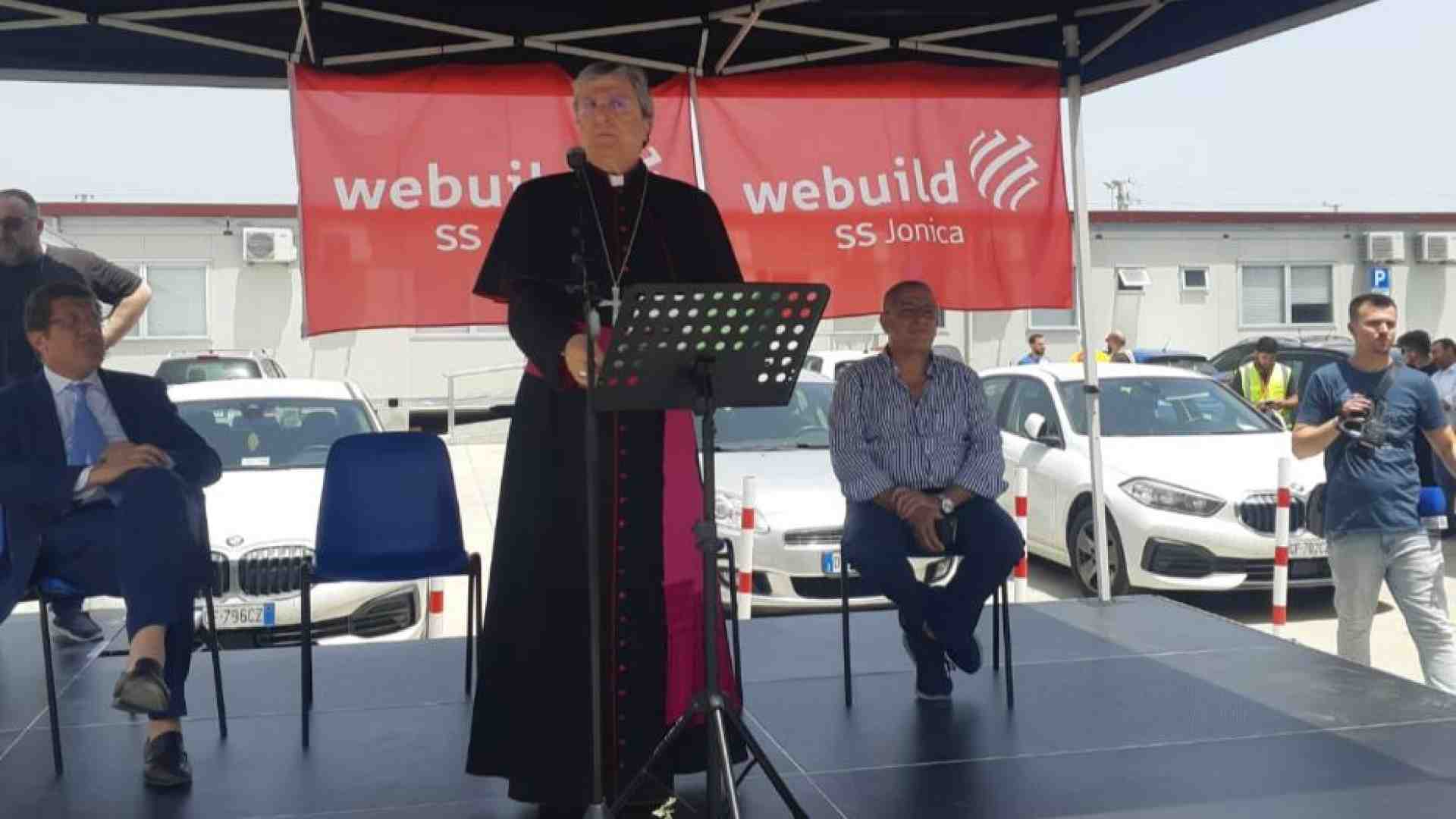 Immagine di Il vescovo di Cassano nel cantiere. «La Chiesa è dalla vostra parte»