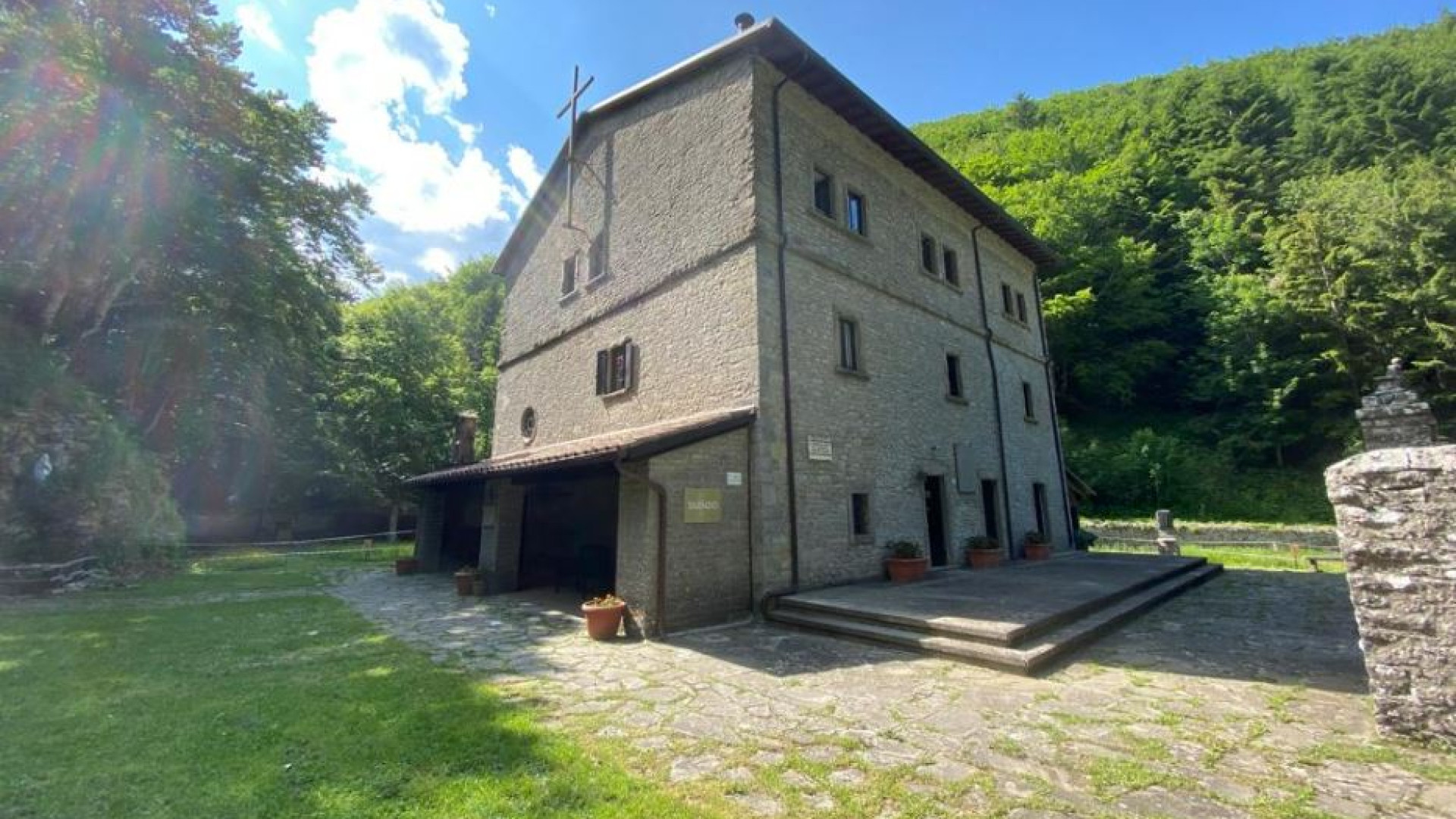 Immagine di Diventa prete l'eremita che ha scelto di vivere senza telefono e Internet