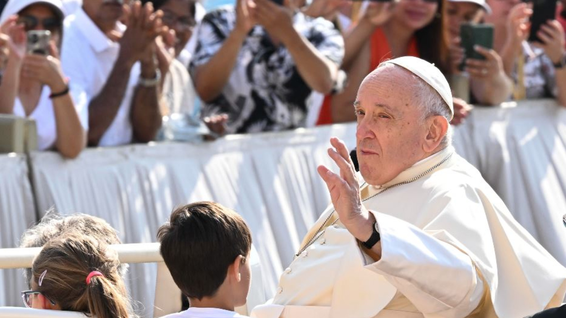 Immagine di Il Papa: «Non c’è santità senza cura per i poveri. Troppi soldi per le armi»