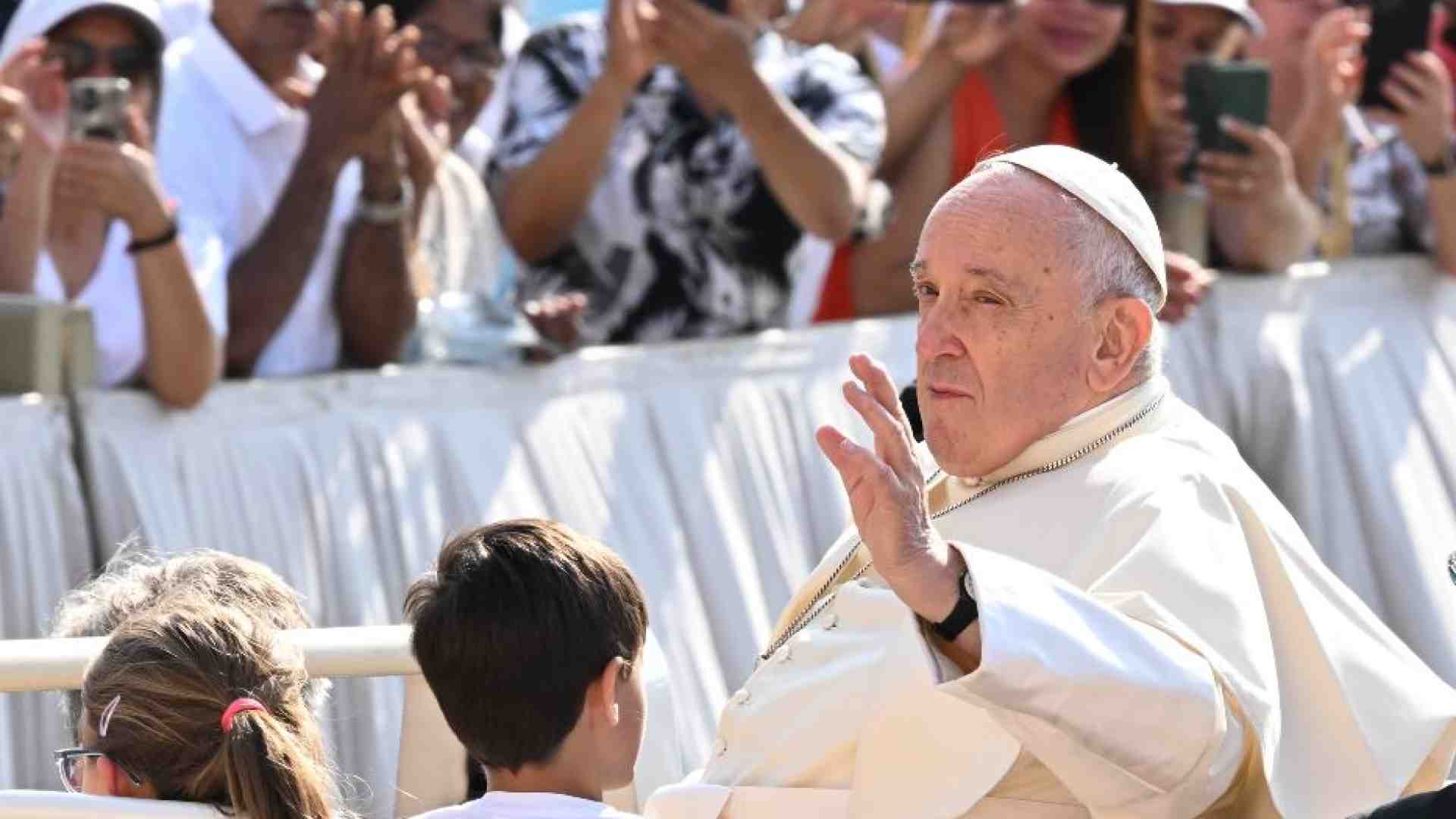 Immagine di Il Papa: «Non c’è santità senza cura per i poveri. Troppi soldi per le armi»