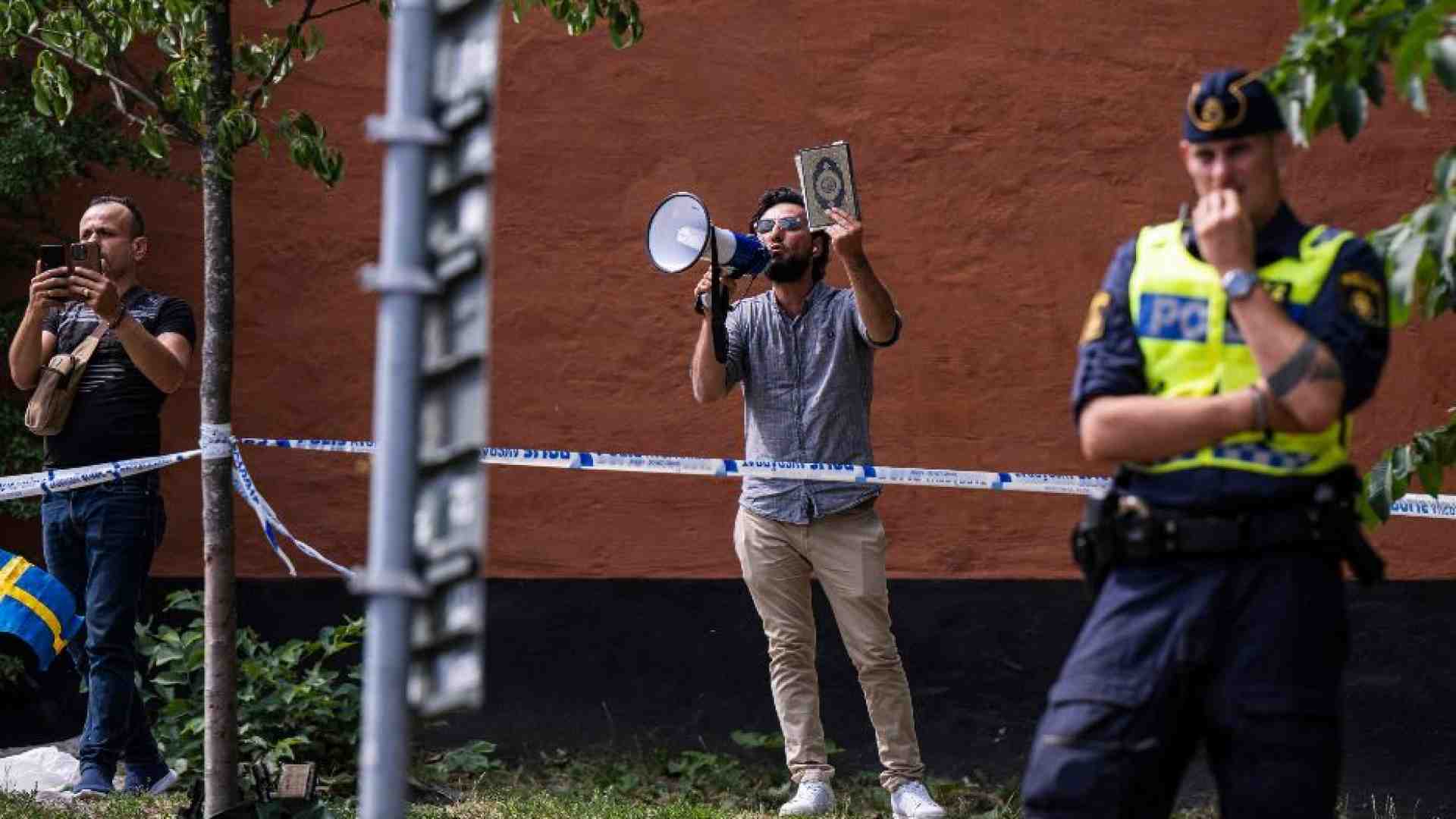 Immagine di Brucia il Corano a Stoccolma davanti alla moschea, l'ira della Turchia