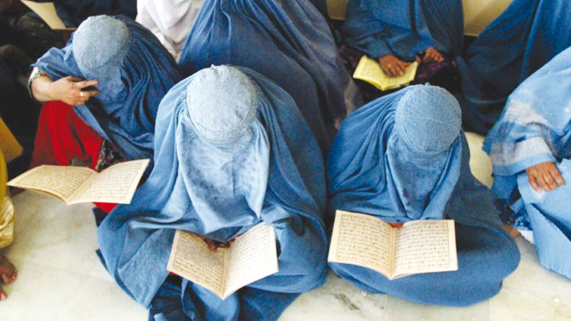 Immagine di Sotto i taleban lezioni alle donne della scuola «che non c'è»