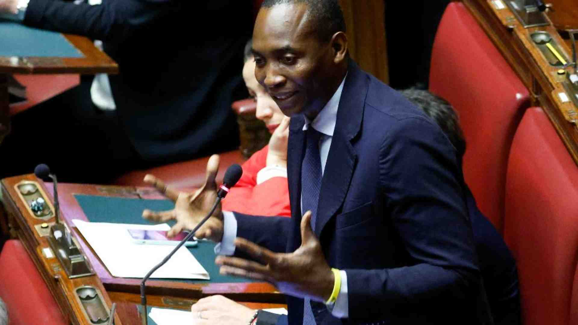 Immagine di Soumahoro: «Ululati mentre parlavo». Ma per la maggioranza non c'è razzismo