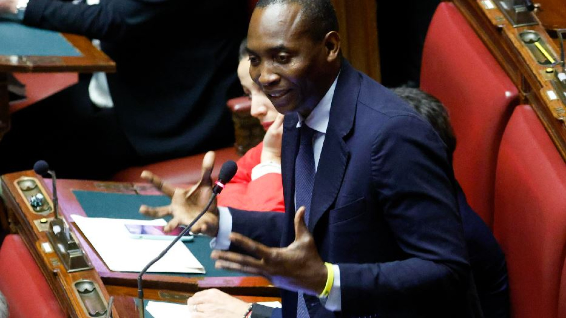 Immagine di Soumahoro: «Ululati mentre parlavo». Ma per la maggioranza non c'è razzismo