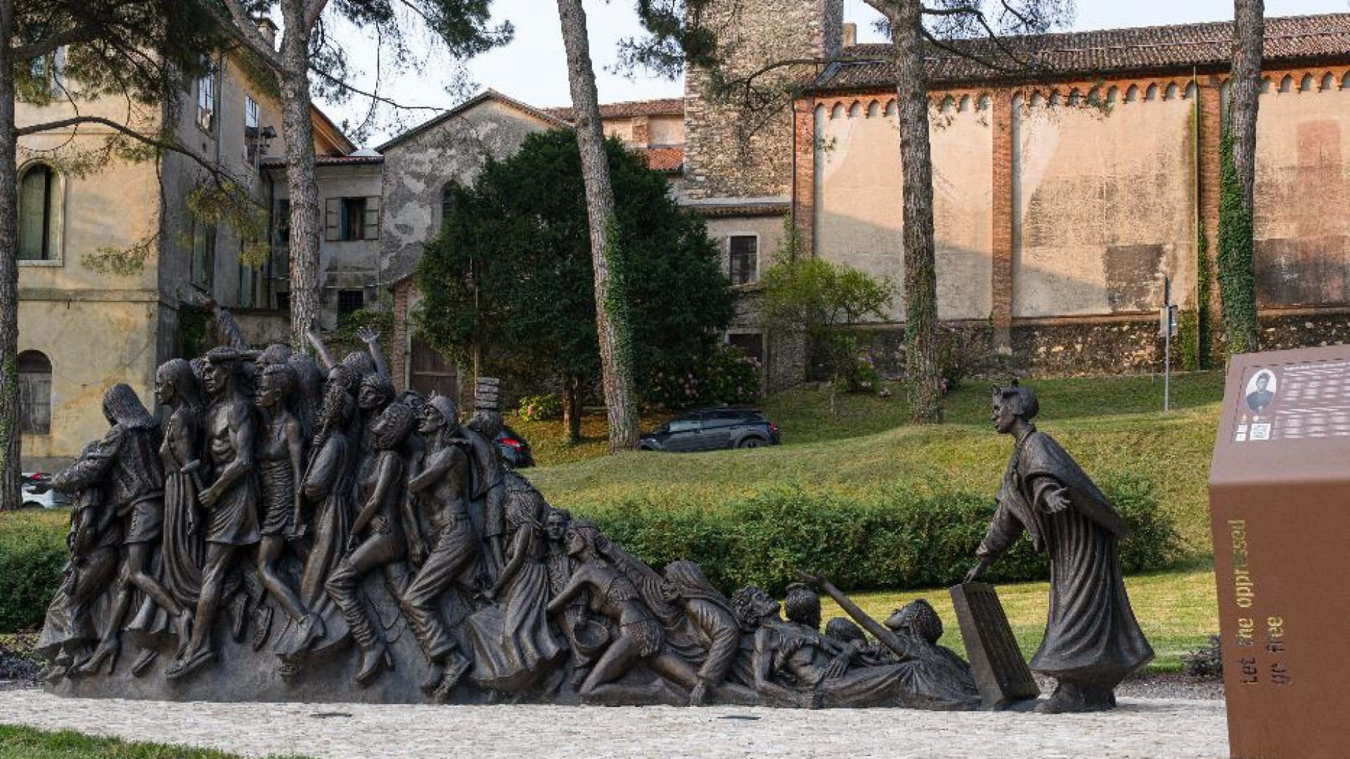 Immagine di Parolin benedice la statua di santa Bakhita: liberiamoci dalle schiavitù