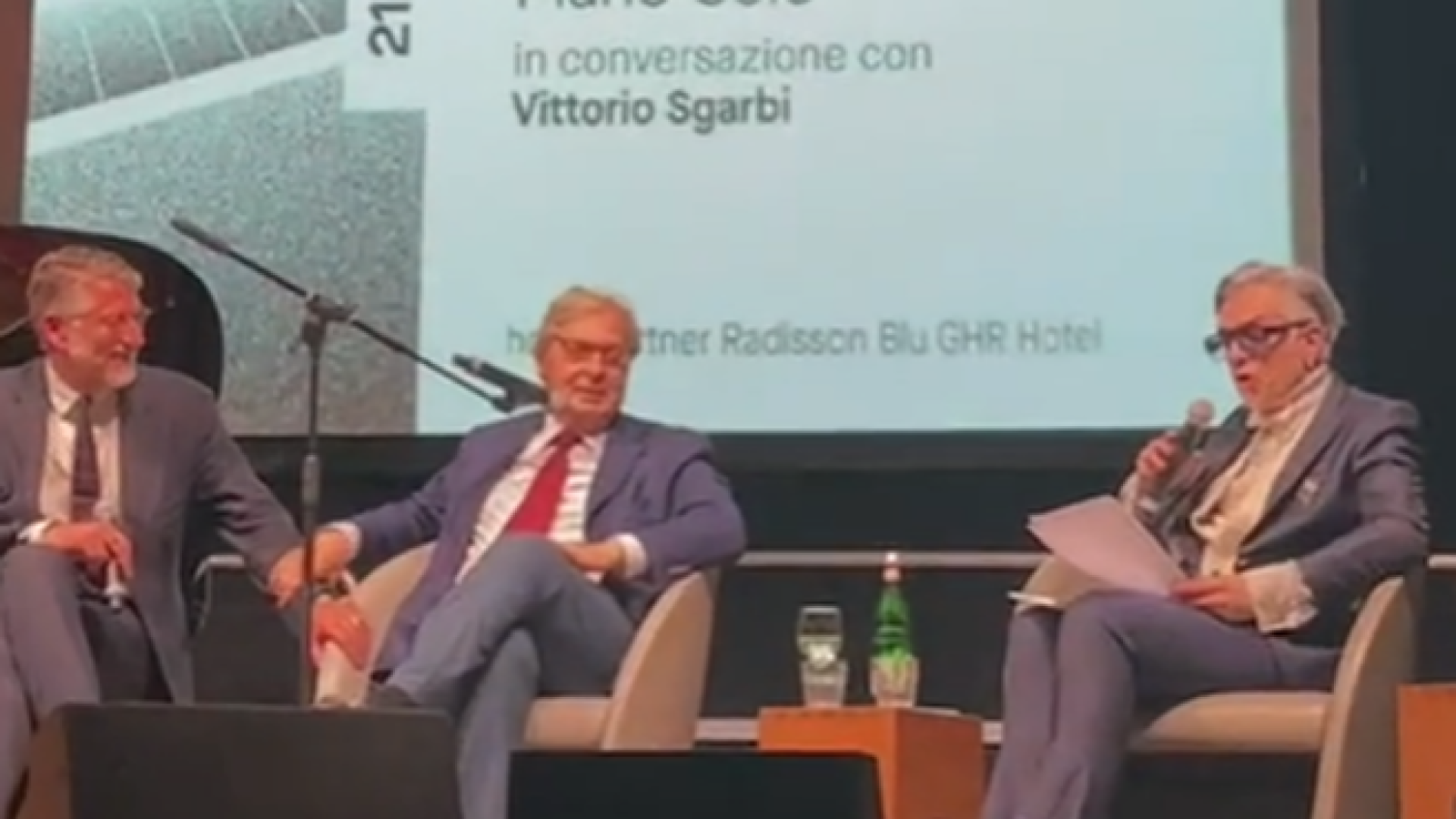 Immagine di Sgarbi, pieno di volgarità al Maxxi. Rivolta dei dipendenti