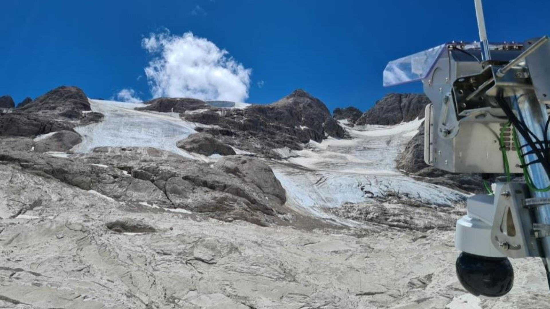 Immagine di Ad un anno dal crollo: «La neve è tornata, i turisti ancora no»