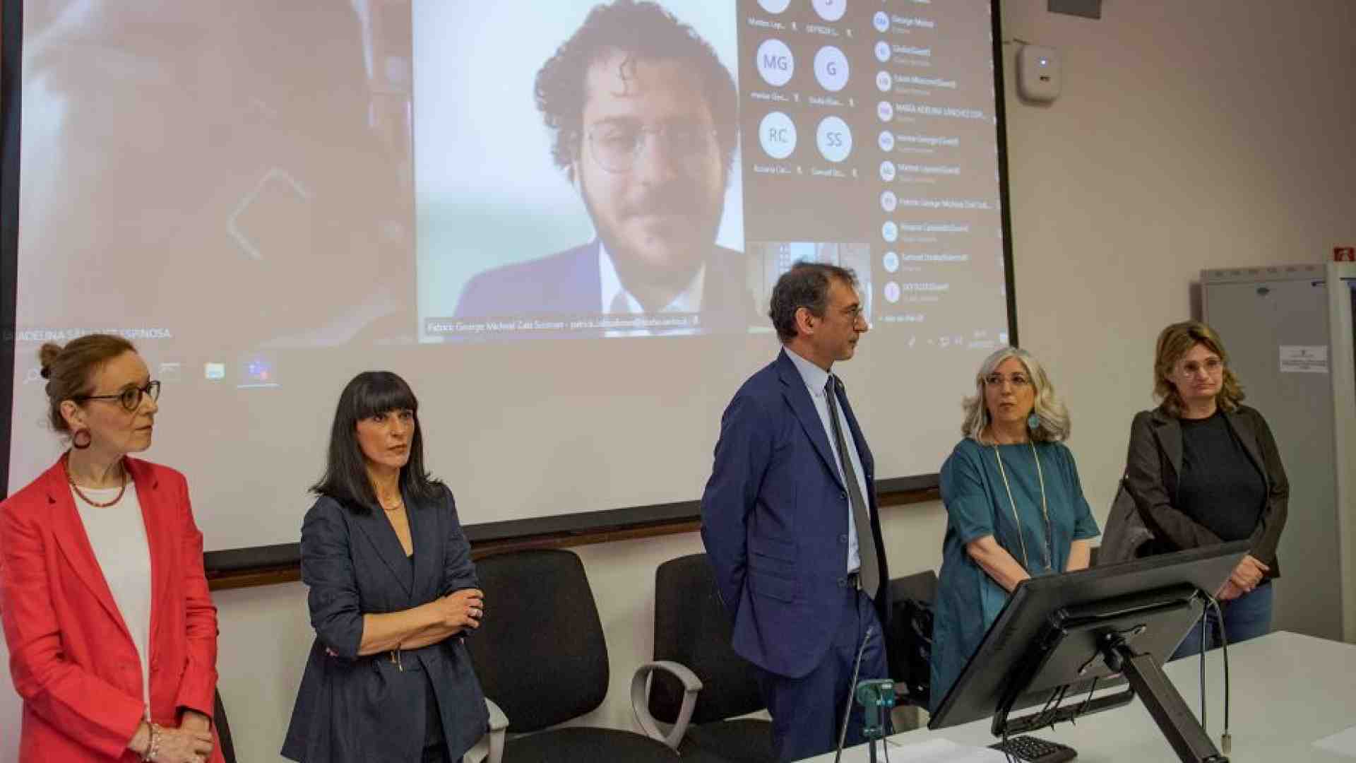 Immagine di Zaki si laurea in videocollegamento con 110 e lode