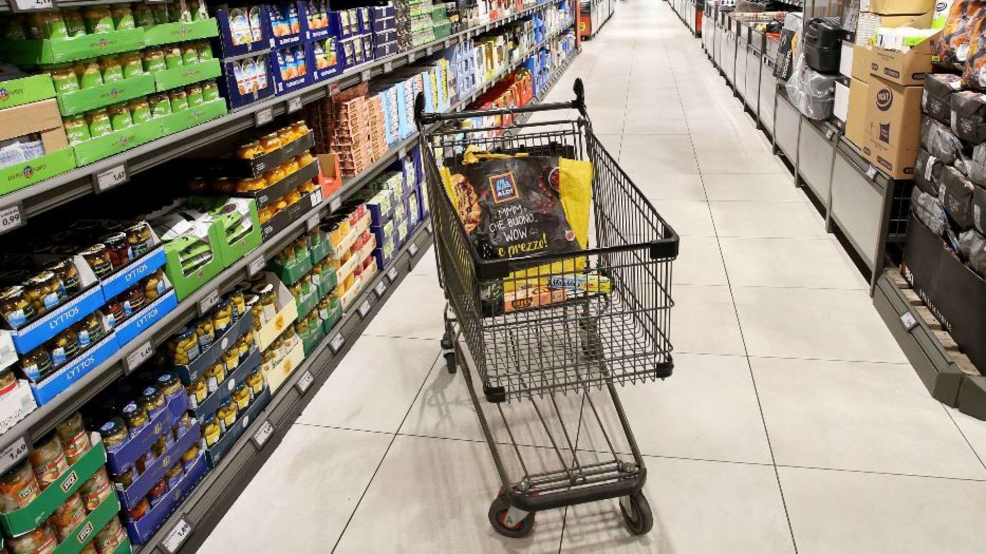 Immagine di A maggio volano le vendite nei discount, +11% annuo