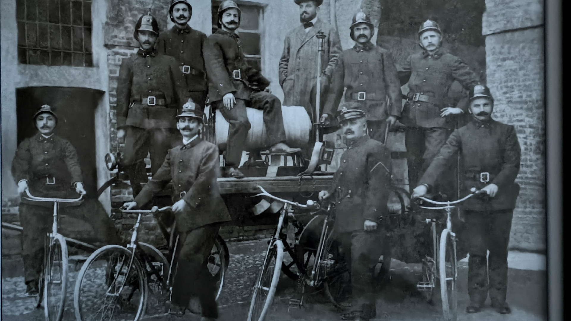 Immagine di Pompieri a Cremona Storie di umanità, servizio ed eroismo