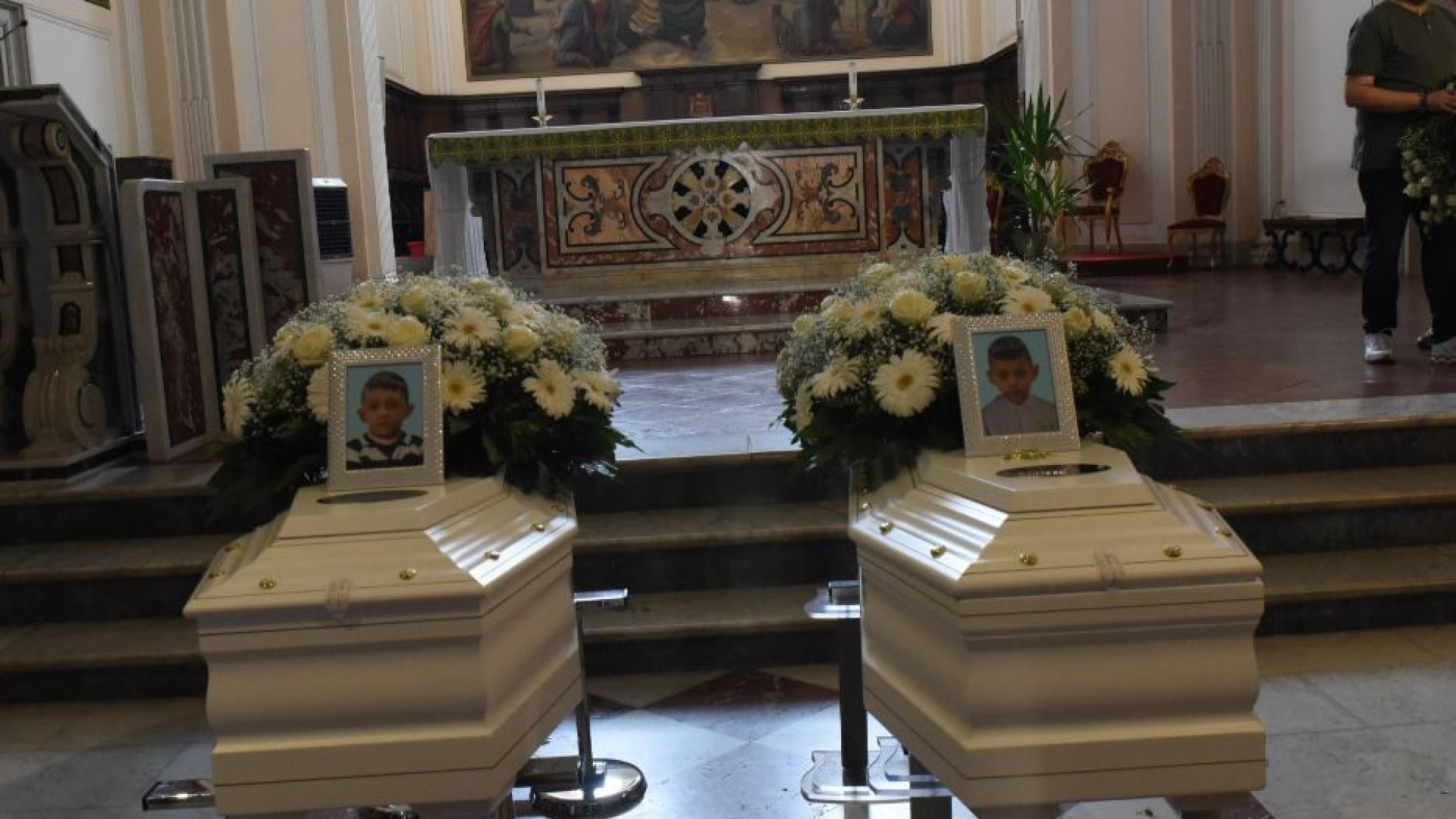 Immagine di I funerali dei fratellini annegati, il vescovo: perché così poca gente?