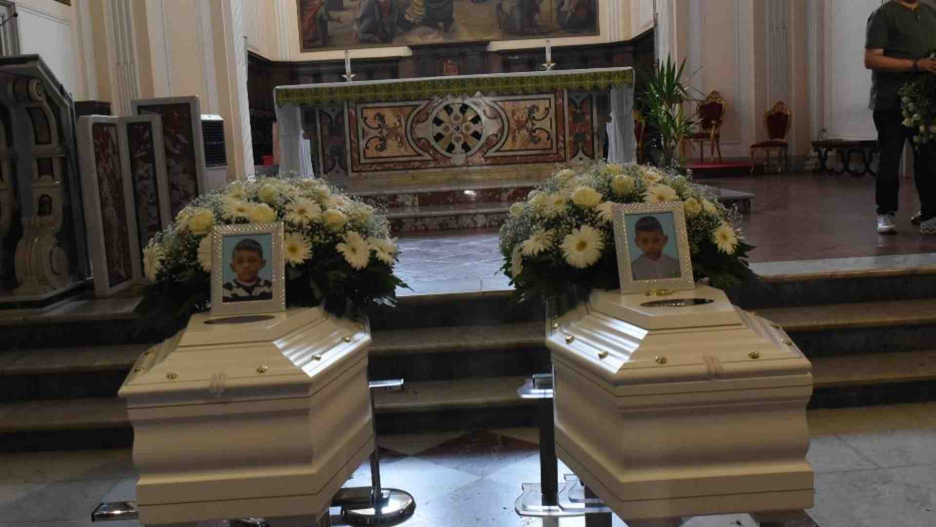 Immagine di I funerali dei fratellini annegati, il vescovo: perché così poca gente?
