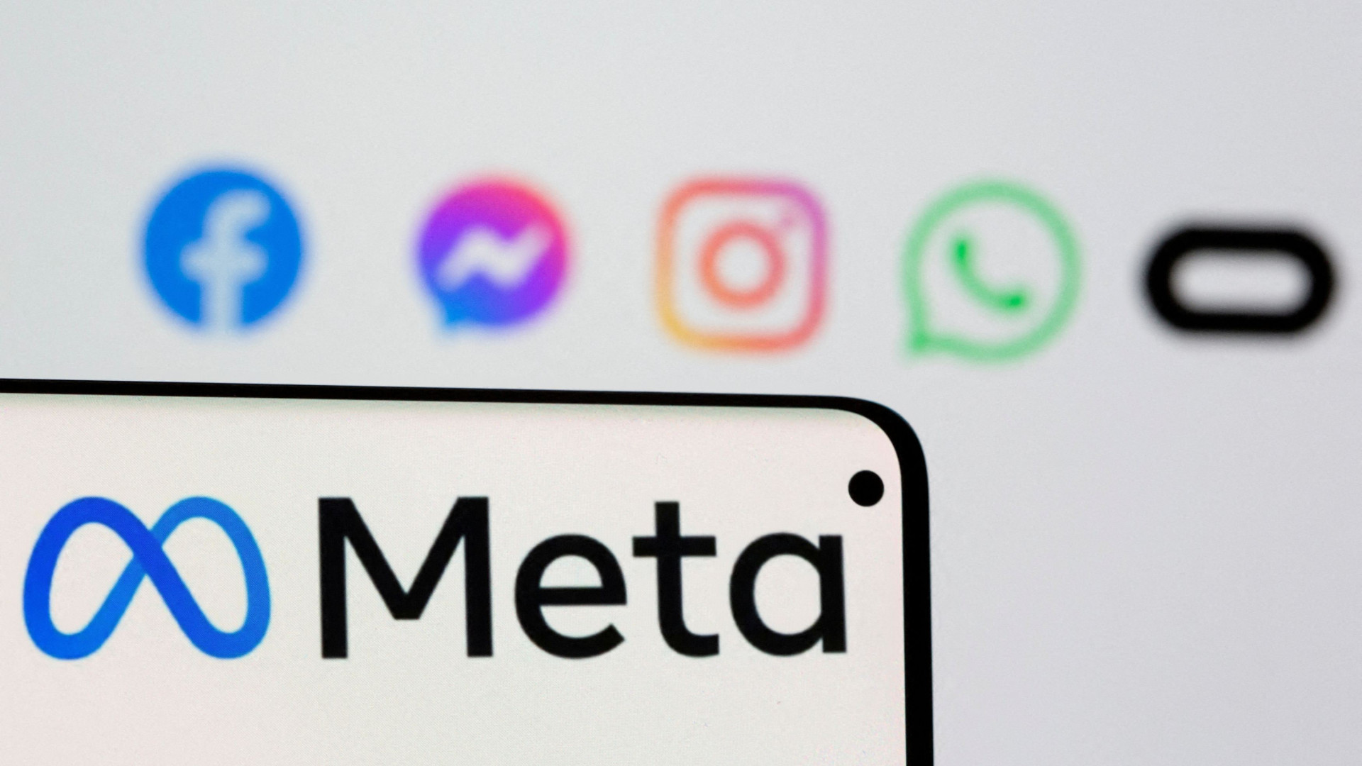 Immagine di Meta irrompe tra i chatbot con l'open source
