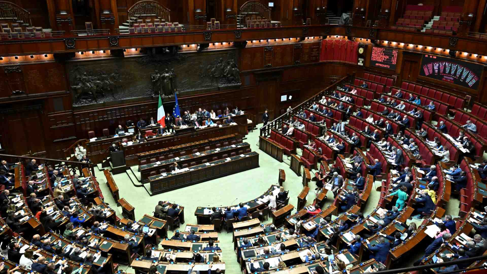 Immagine di Più soldi (1.200 euro) ai capigruppo E i 5 stelle votano con il centrodestra