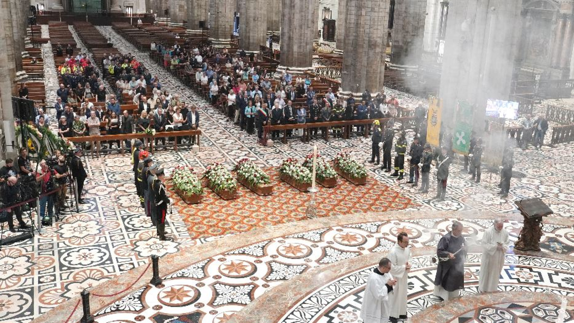 Immagine di Nel Duomo semideserto i funerali dei sei anziani morti nel rogo della Rsa