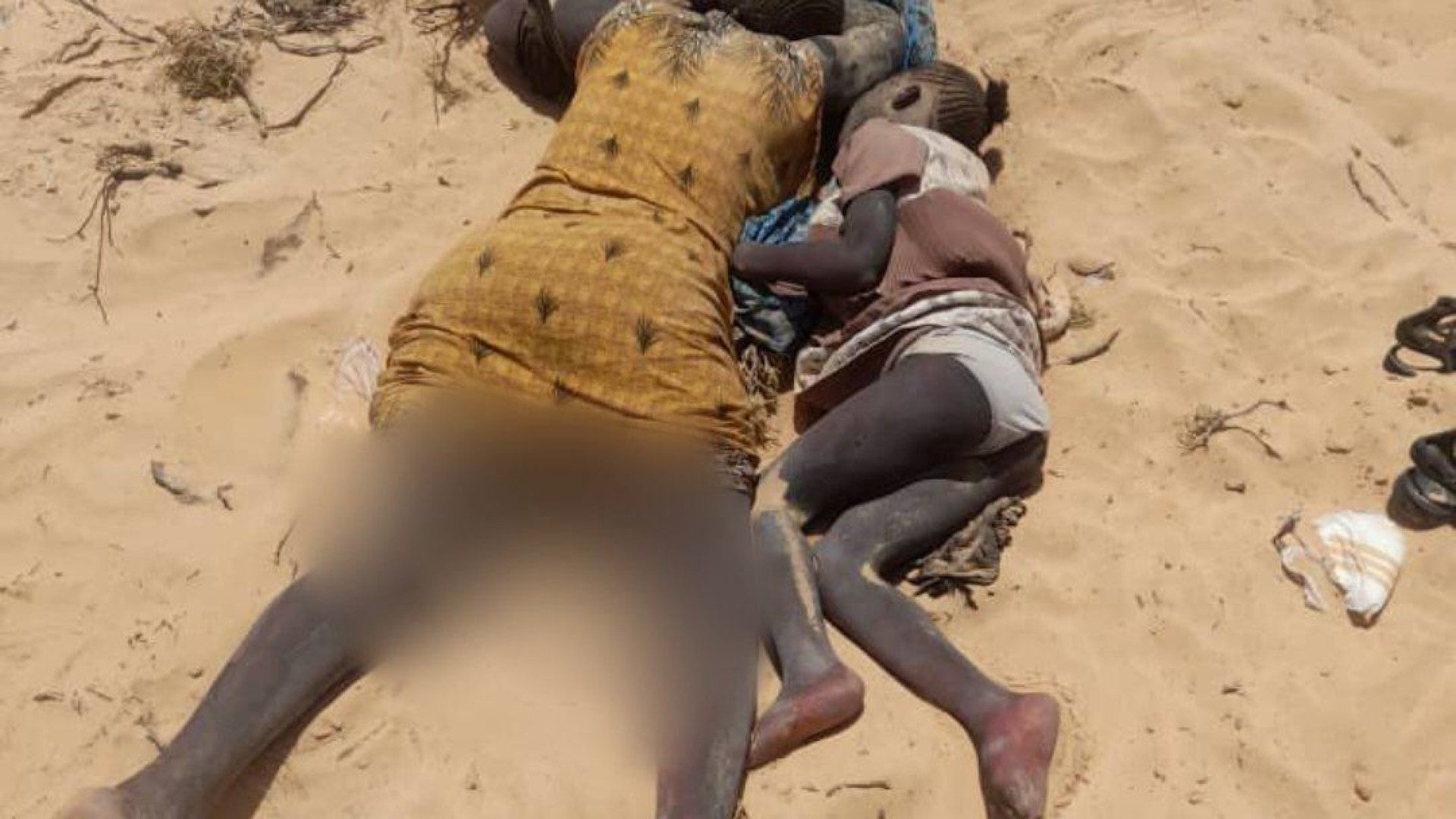 Immagine di Foto-choc, mamma e figlia morte nel deserto