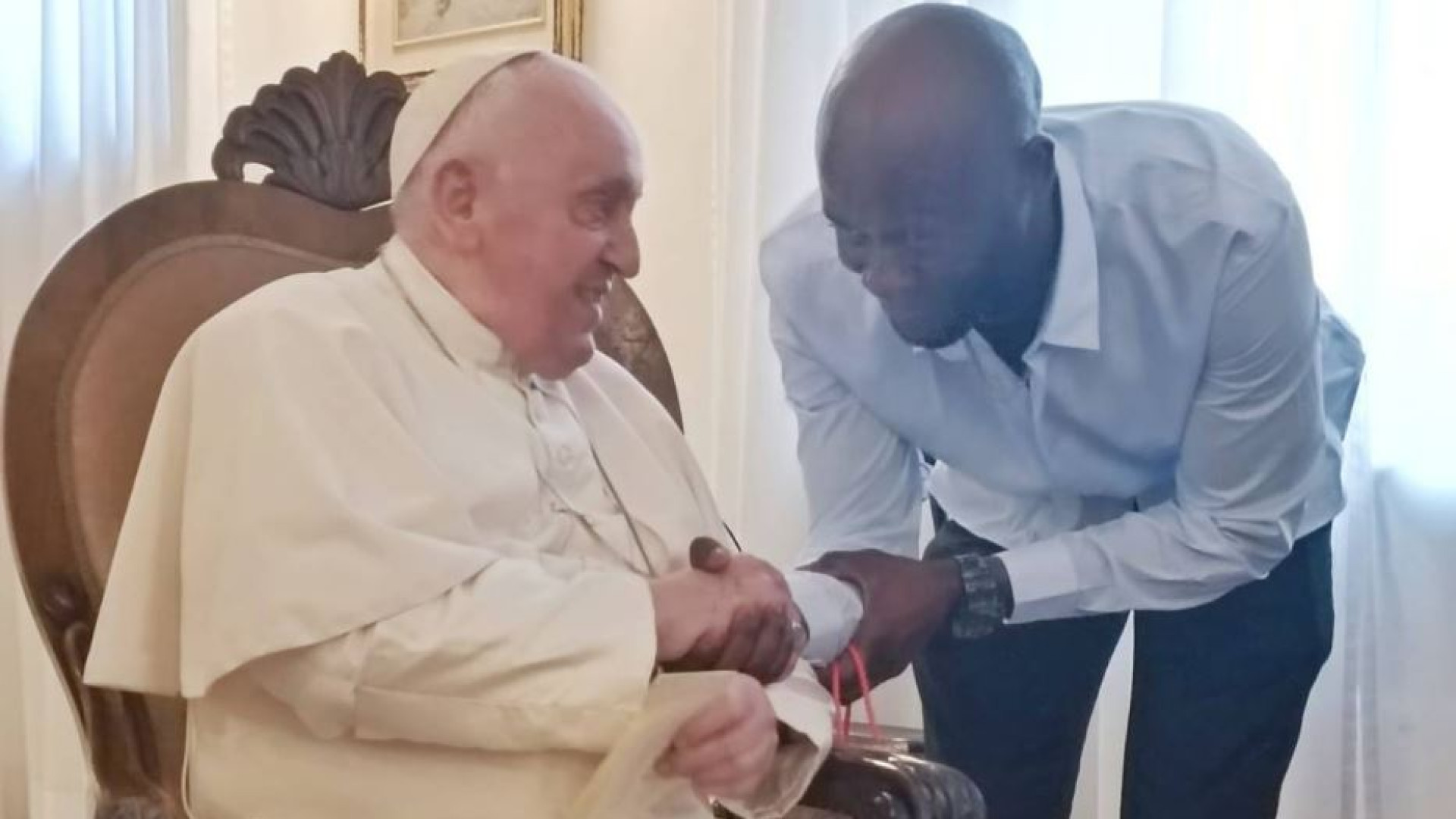 Immagine di Confortò migrante moribondo, l'incontro del Papa con profugo del Camerun