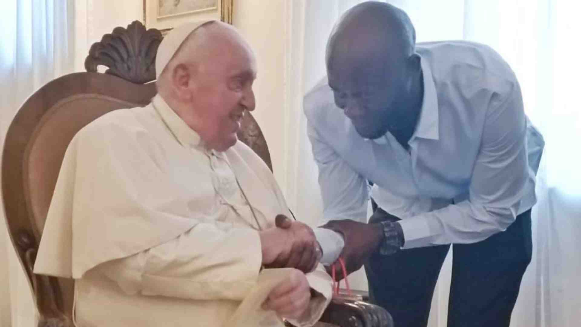 Immagine di Confortò migrante moribondo, l'incontro del Papa con profugo del Camerun