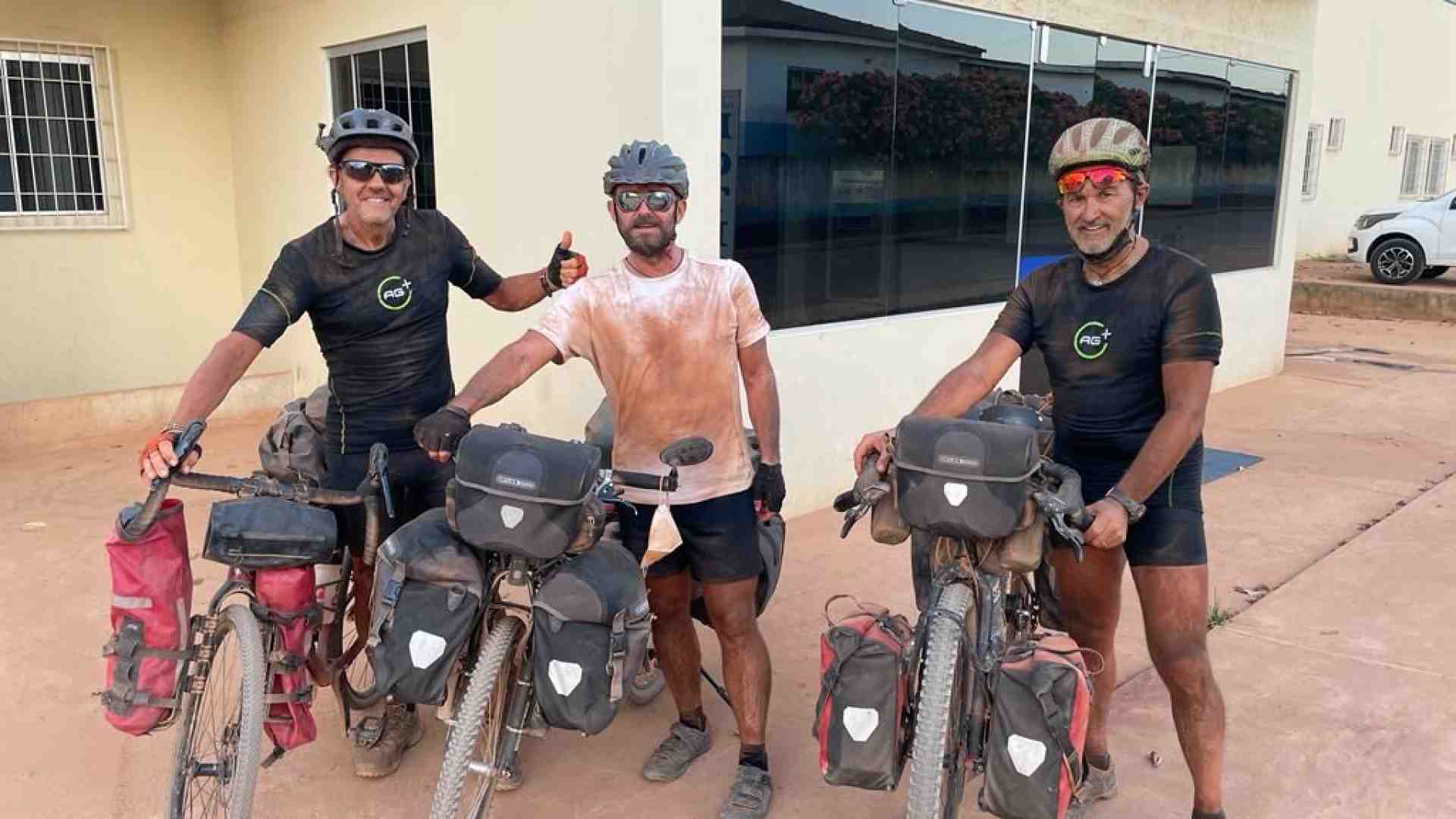 Immagine di Attraversano l’Amazzonia in bicicletta per monitorare il suo stato di salute
