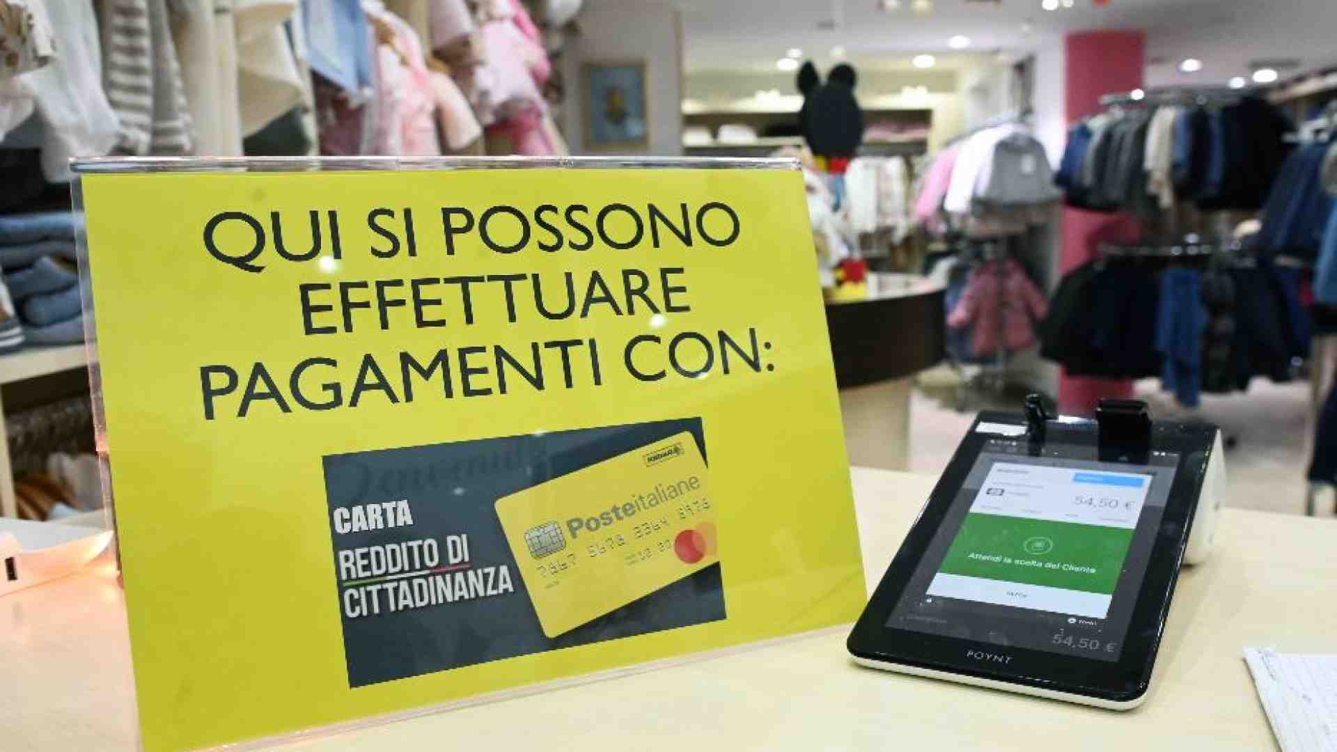 Immagine di Dall'Inps Sms a 169mila famiglie: stop al reddito di cittadinanza. Proteste