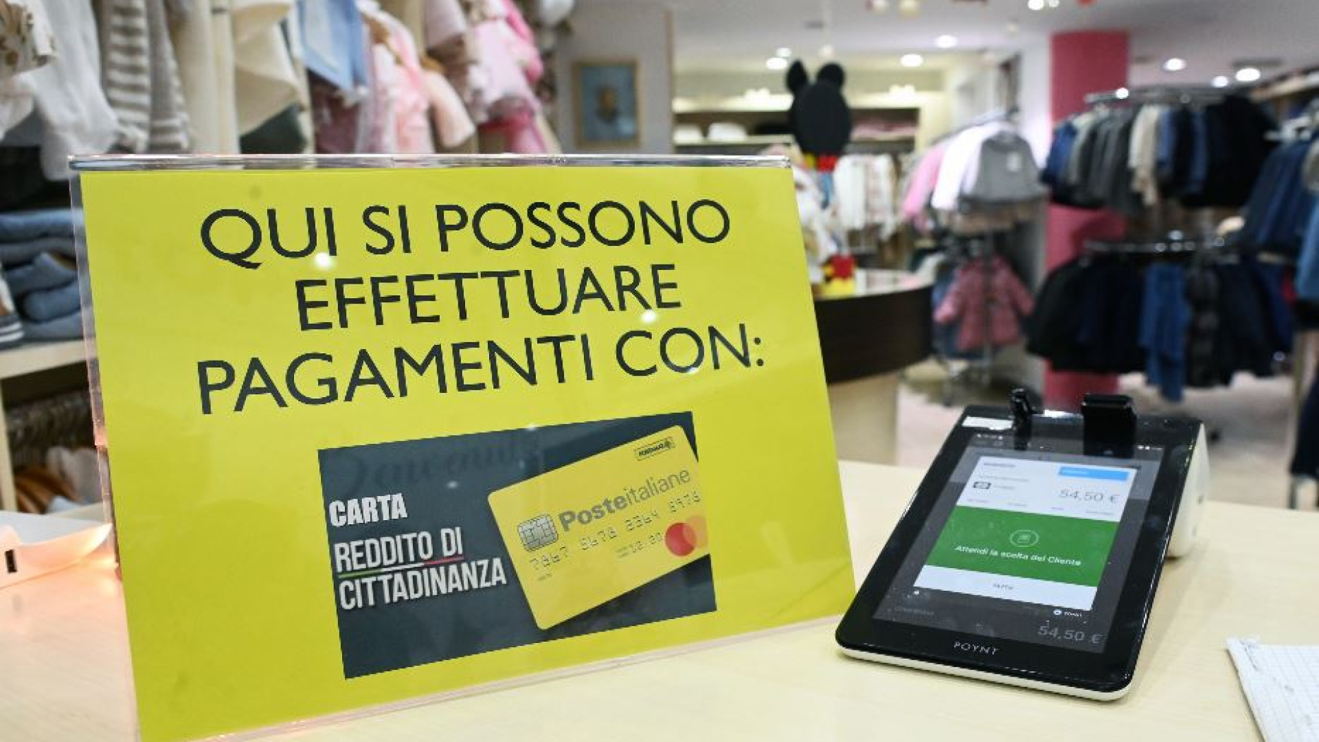 Immagine di Dall'Inps Sms a 169mila famiglie: stop al reddito di cittadinanza. Proteste