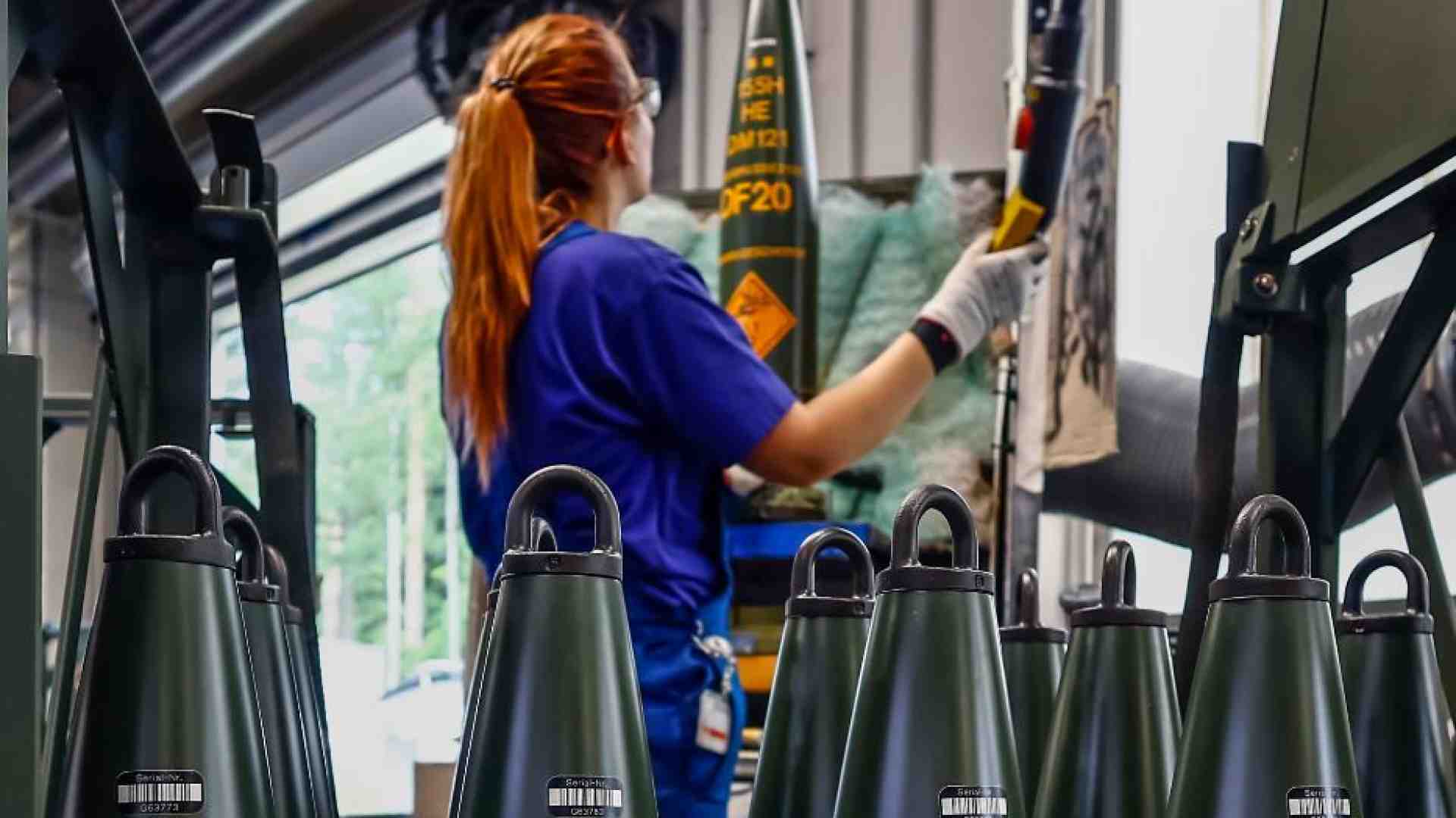 Immagine di La fabbrica della guerra fatica a soddisfare la domanda di armi, ma s'impegna