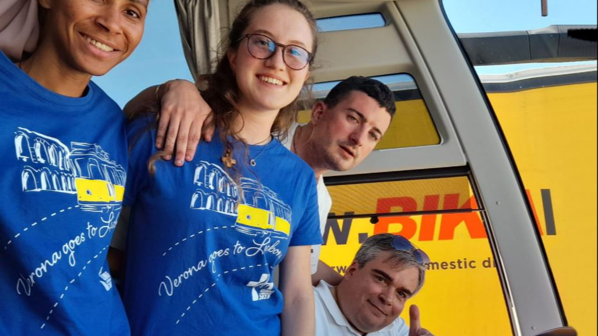 Immagine di Il pullman lo guida il "don" (che ha preso la patente apposta)