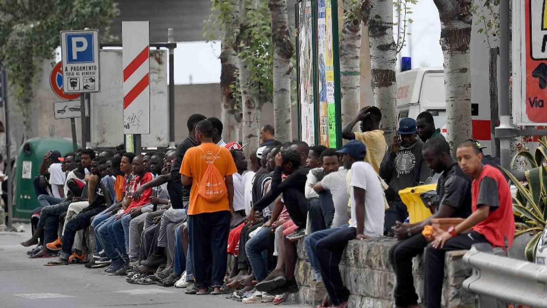 Immagine di Vigilantes e respingimenti, guerre ai migranti in fuga dall'Italia