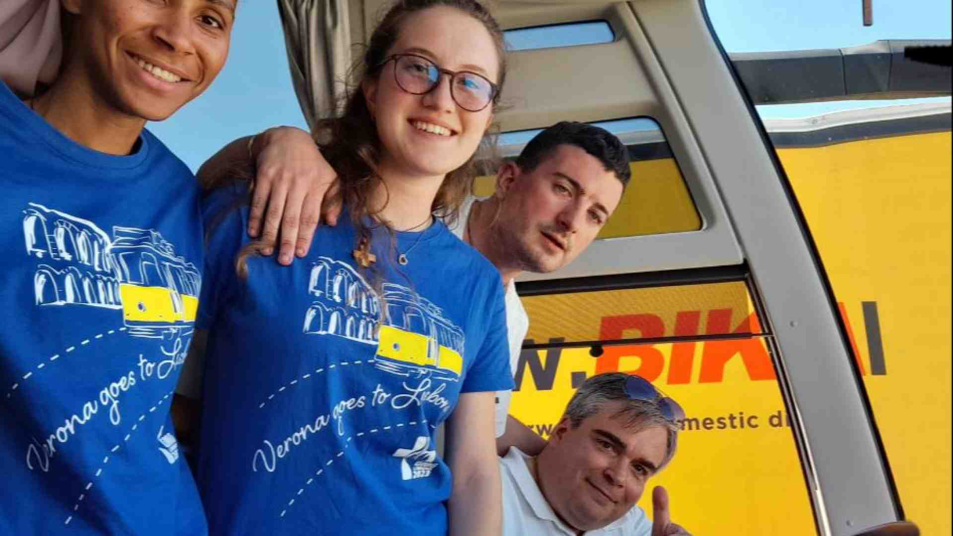 Immagine di Il pullman lo guida il "don" (che ha preso la patente apposta)