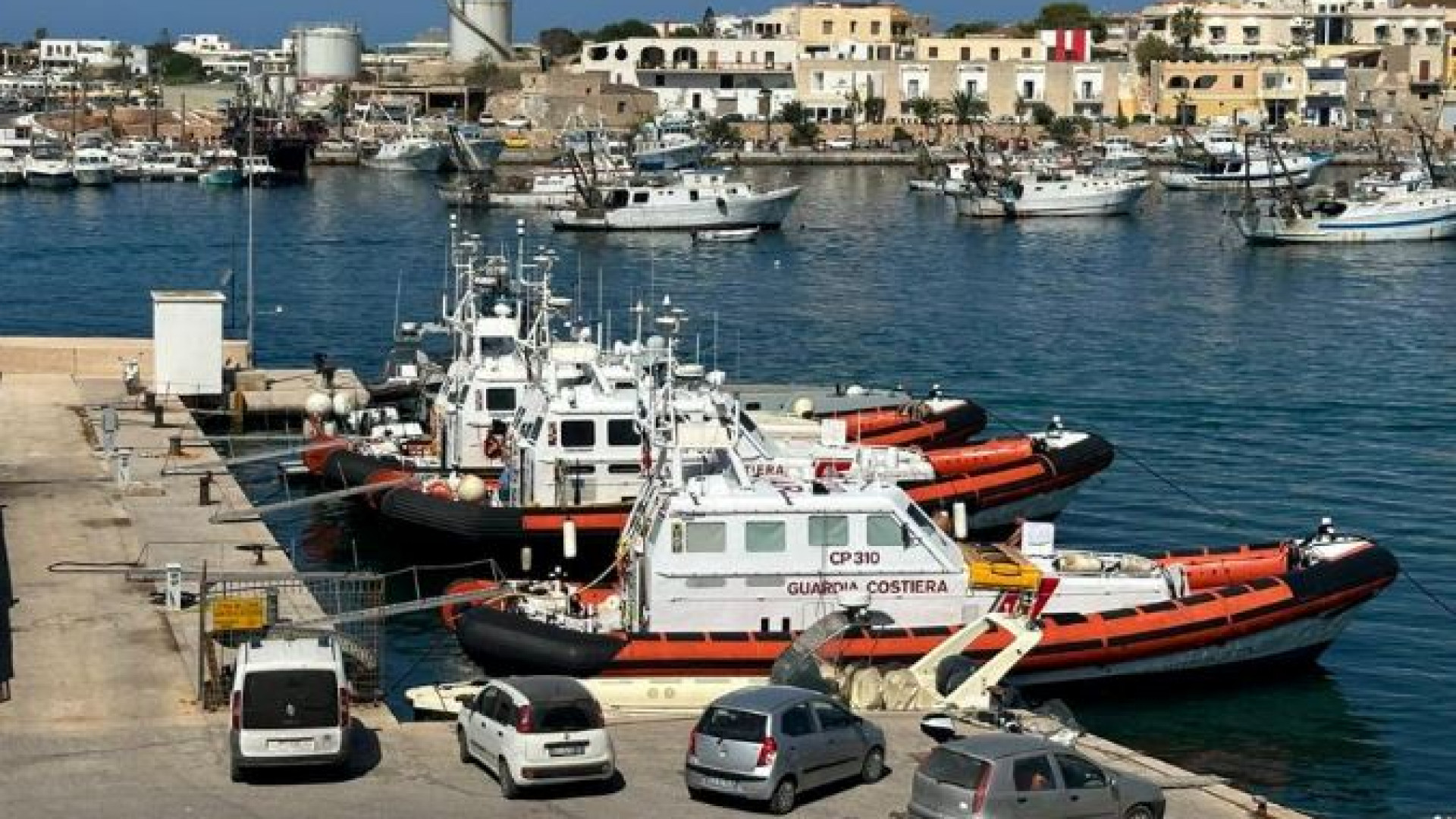 Immagine di Lampedusa a secco di carburante. E la Guardia Costiera chiede aiuto alle Ong