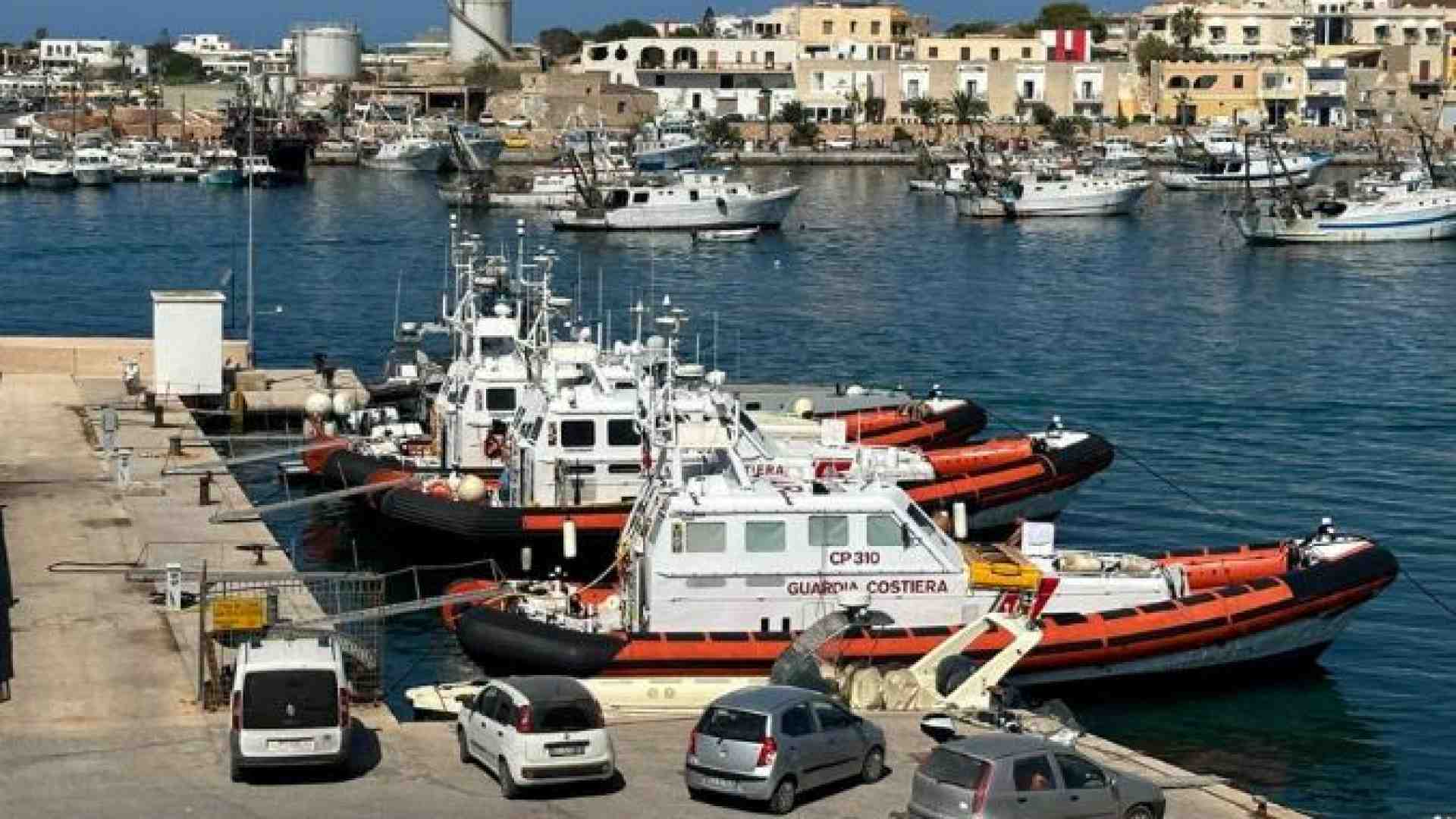 Immagine di Lampedusa a secco di carburante. E la Guardia Costiera chiede aiuto alle Ong