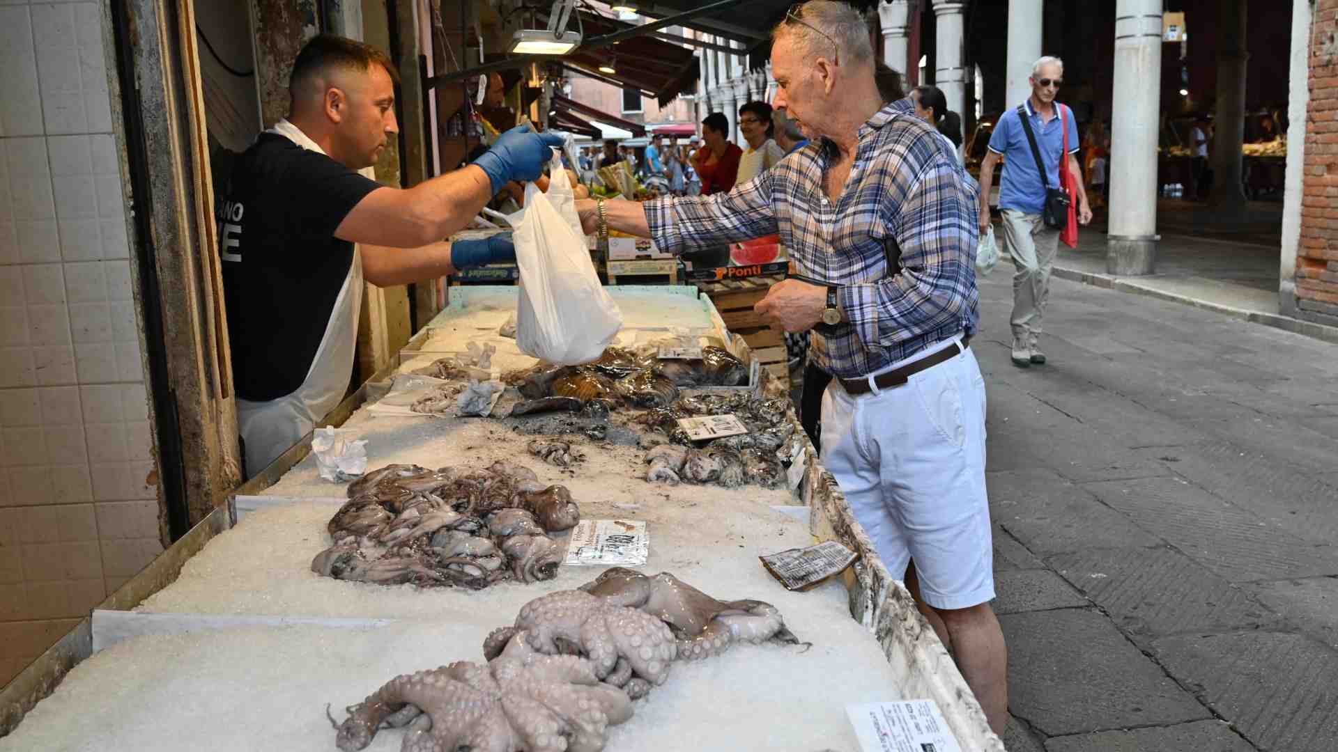 Immagine di Da ottobre il carrello della spesa "anti-inflazione". Ma l'industria non ci sta