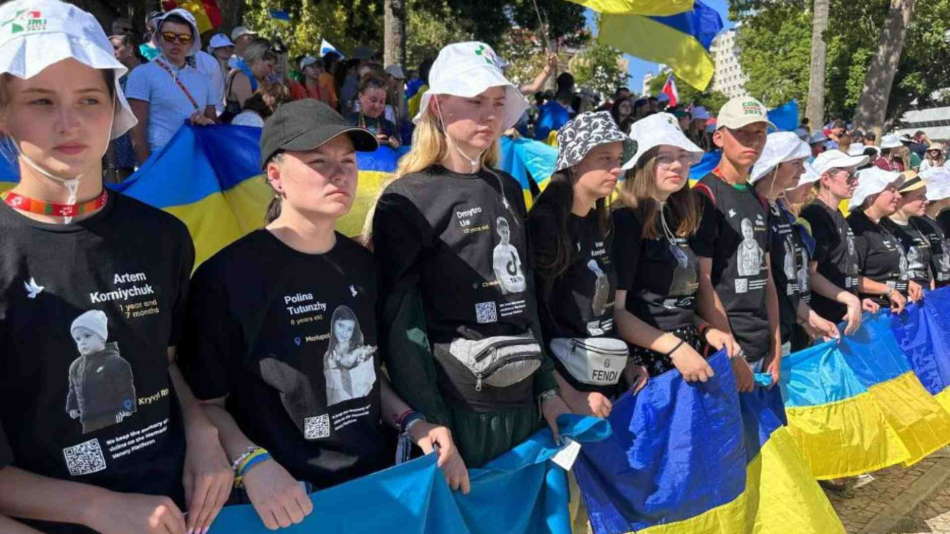 Immagine di La Via Crucis dei giovani dell'Ucraina: sulle t-shirt i volti dei bambini uccisi
