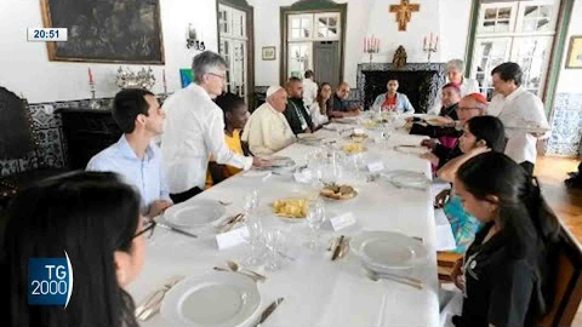 Immagine di Le voci e le emozioni dei 10 ragazzi che hanno pranzato con il Papa