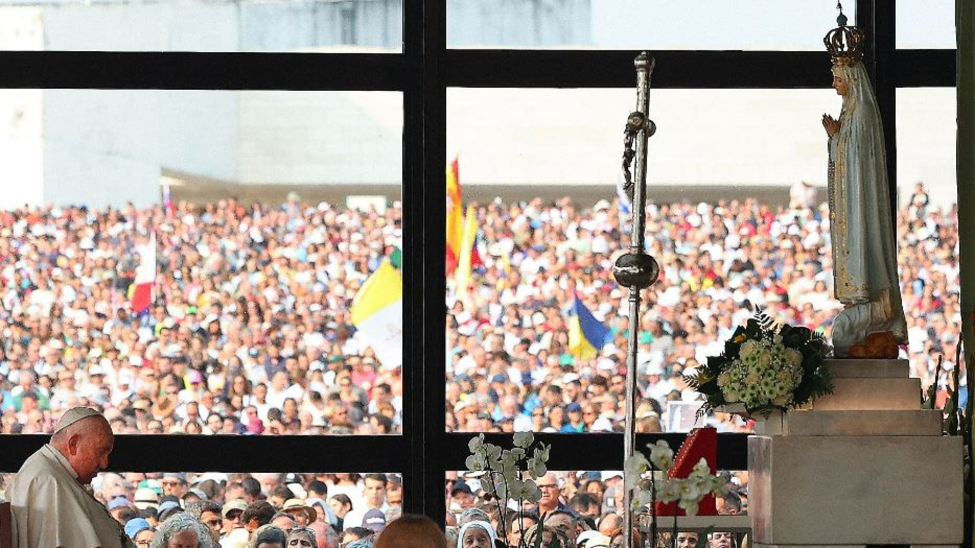 Immagine di Il Papa a Fatima: preghiera silenziosa per la pace con dolore