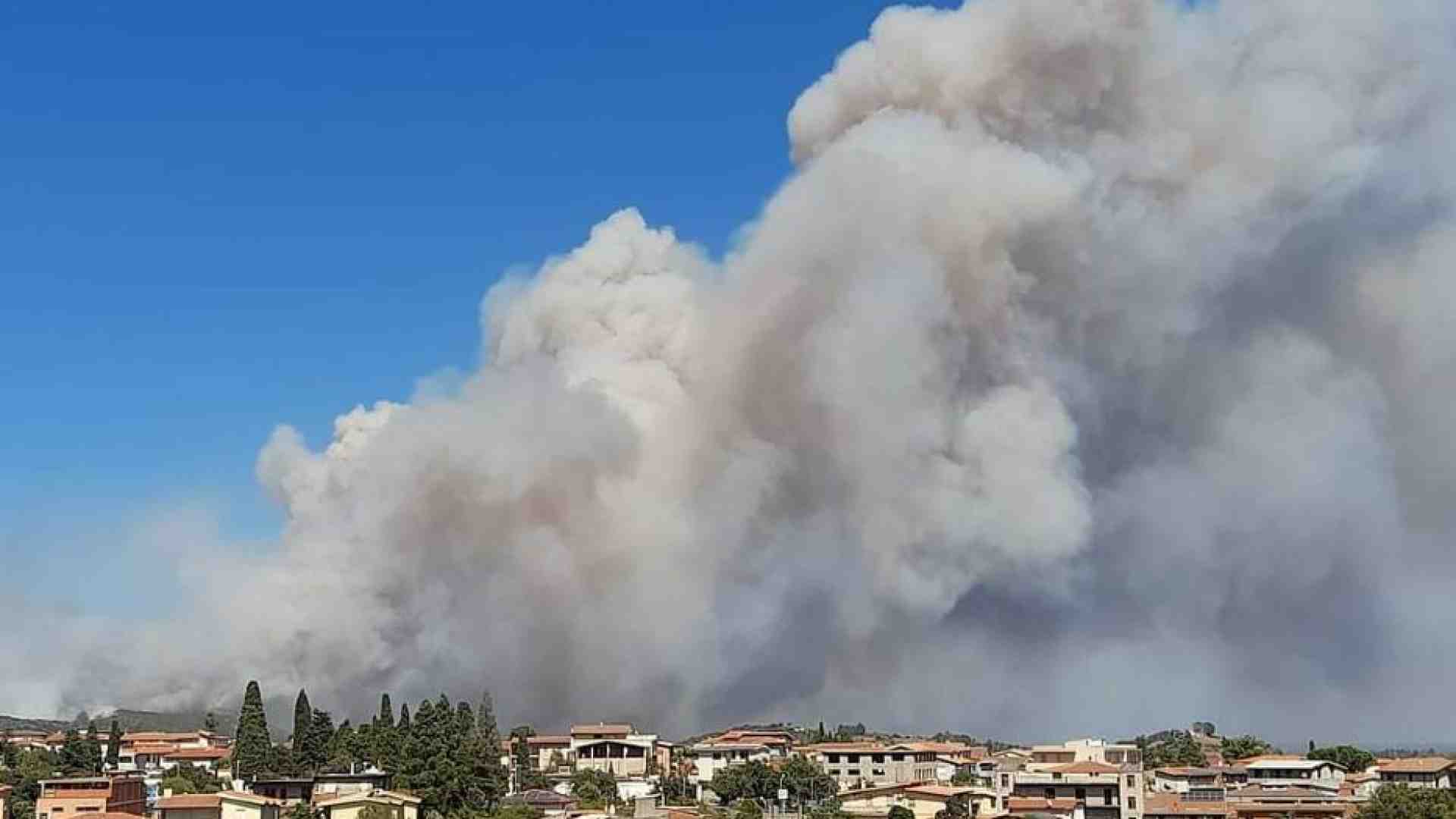 Immagine di Brucia la costa nord-est della Sardegna, centinaia di evacuati