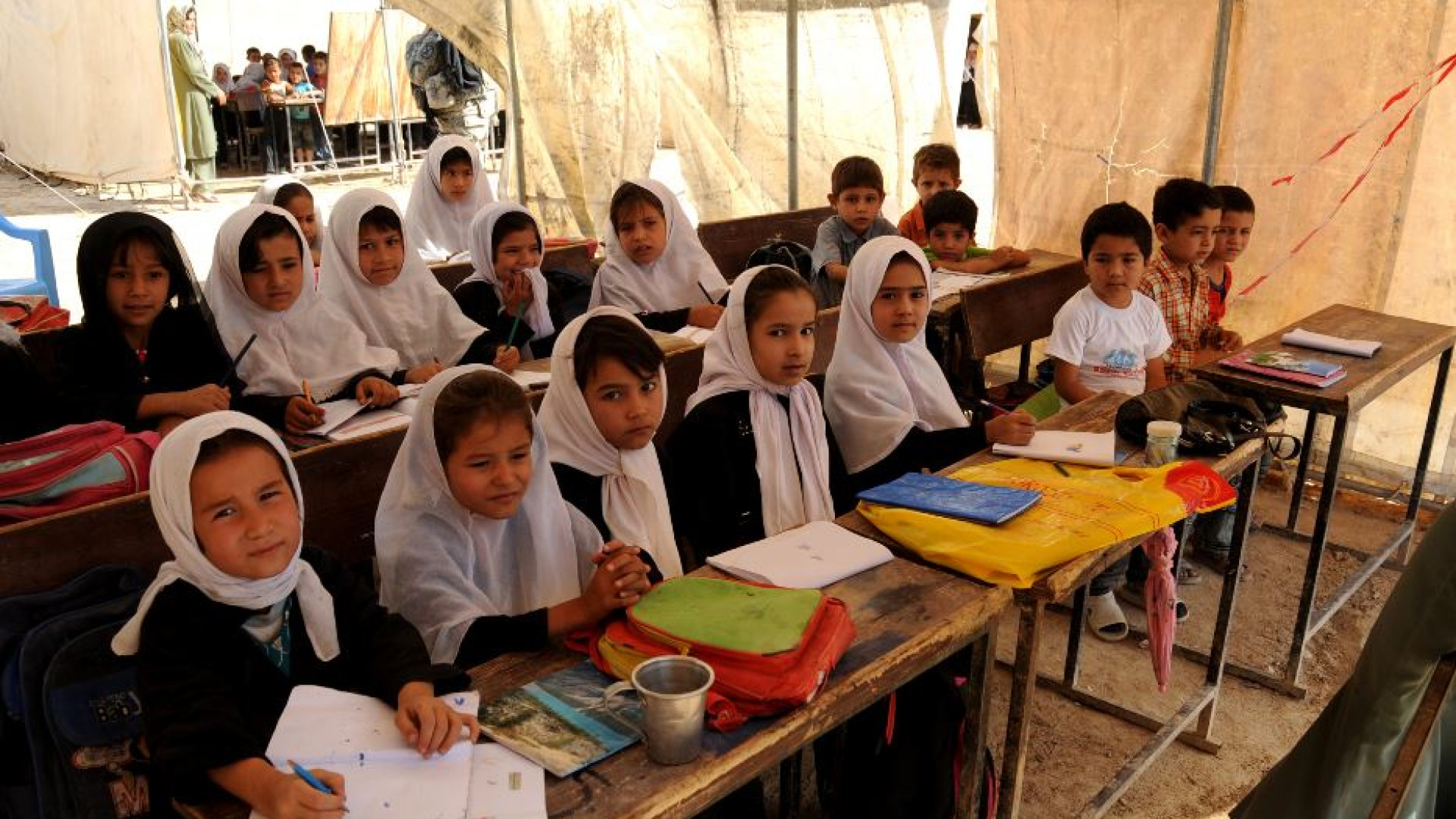 Immagine di Afghanistan, l'ennesima violenza: «Fuori dalle scuole le bambine dai 10 anni»