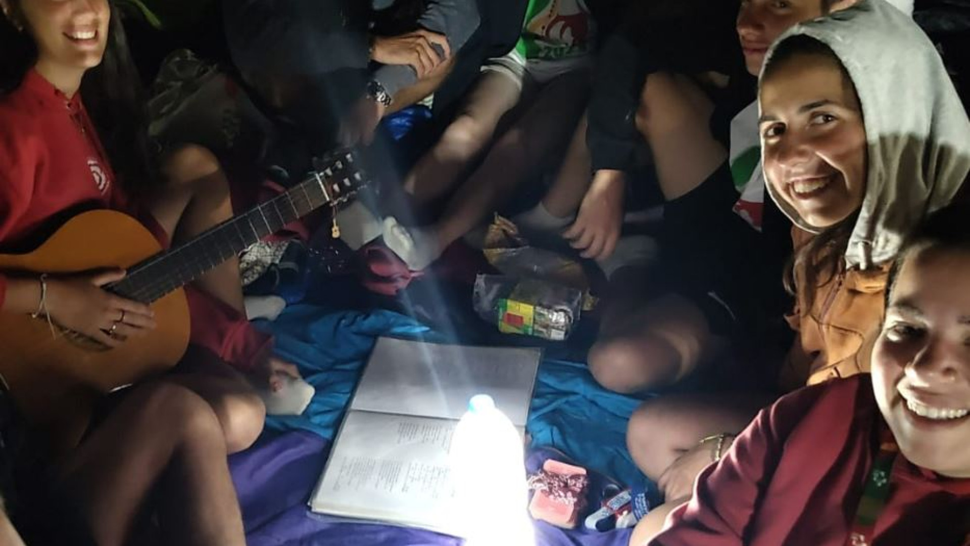 Immagine di Chi dorme, chi canta, chi guarda il cielo: la notte della veglia alla Gmg