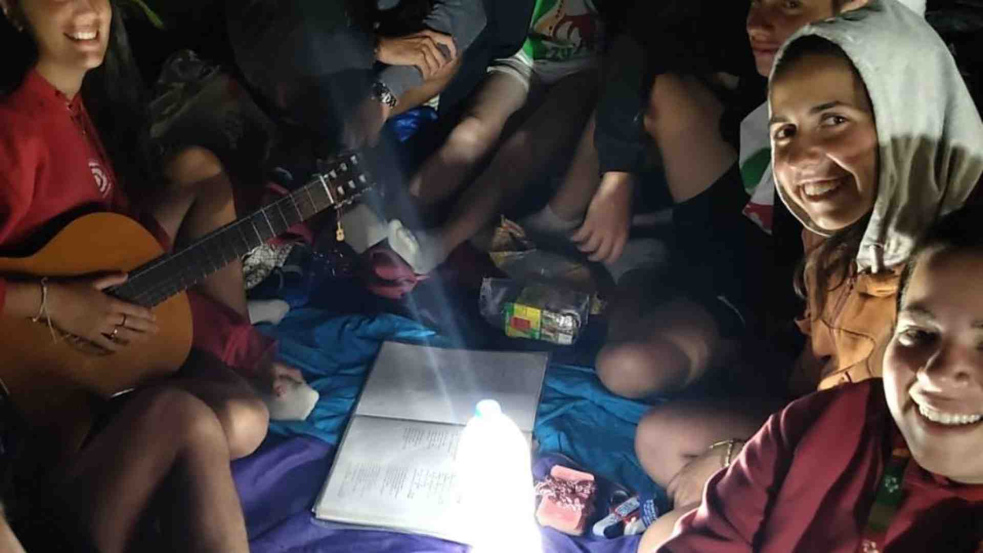 Immagine di Chi dorme, chi canta, chi guarda il cielo: la notte della veglia alla Gmg