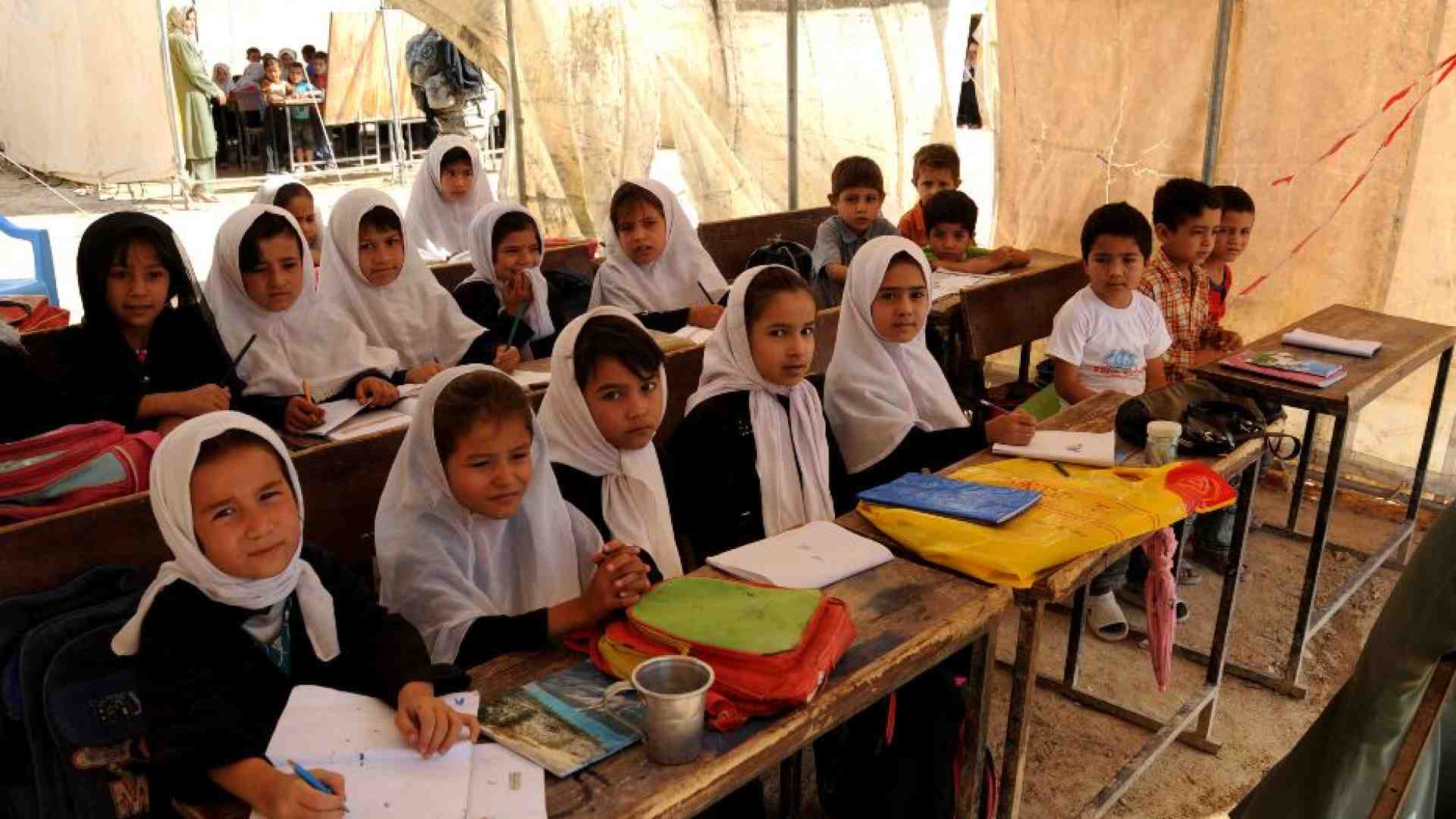 Immagine di Afghanistan, l'ennesima violenza: «Fuori dalle scuole le bambine dai 10 anni»