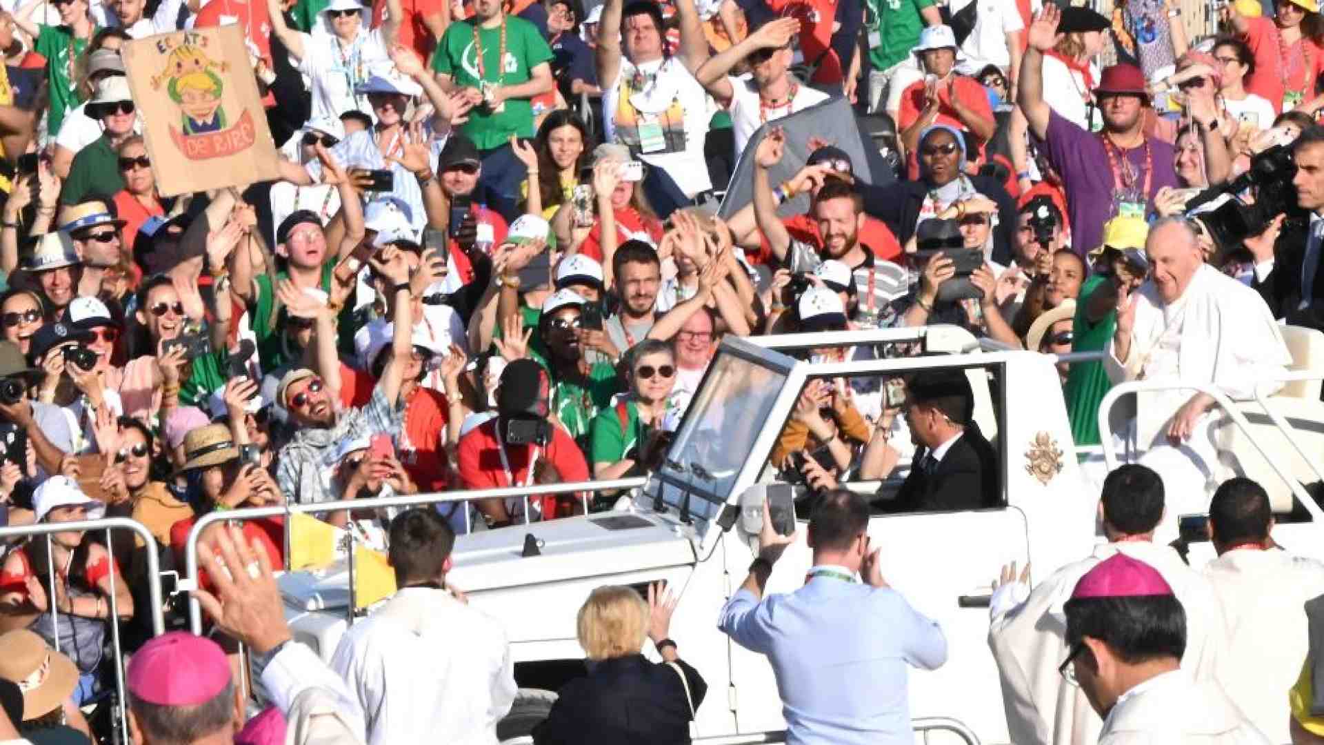 Immagine di Il Papa ai giovani "Non temete". Prega per la pace. Prossima Gmg a Seul