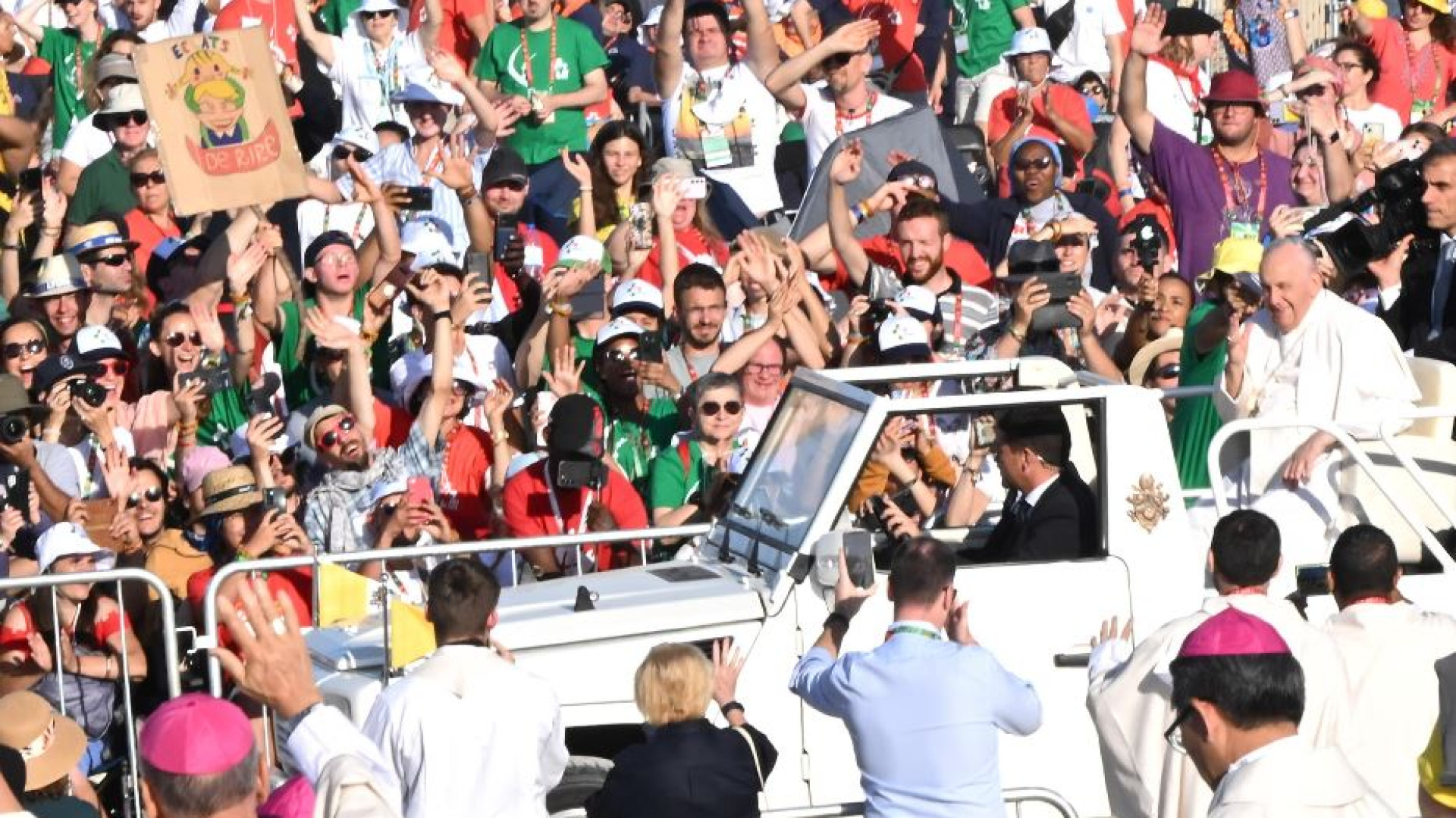 Immagine di Il Papa ai giovani "Non temete". Prega per la pace. Prossima Gmg a Seul