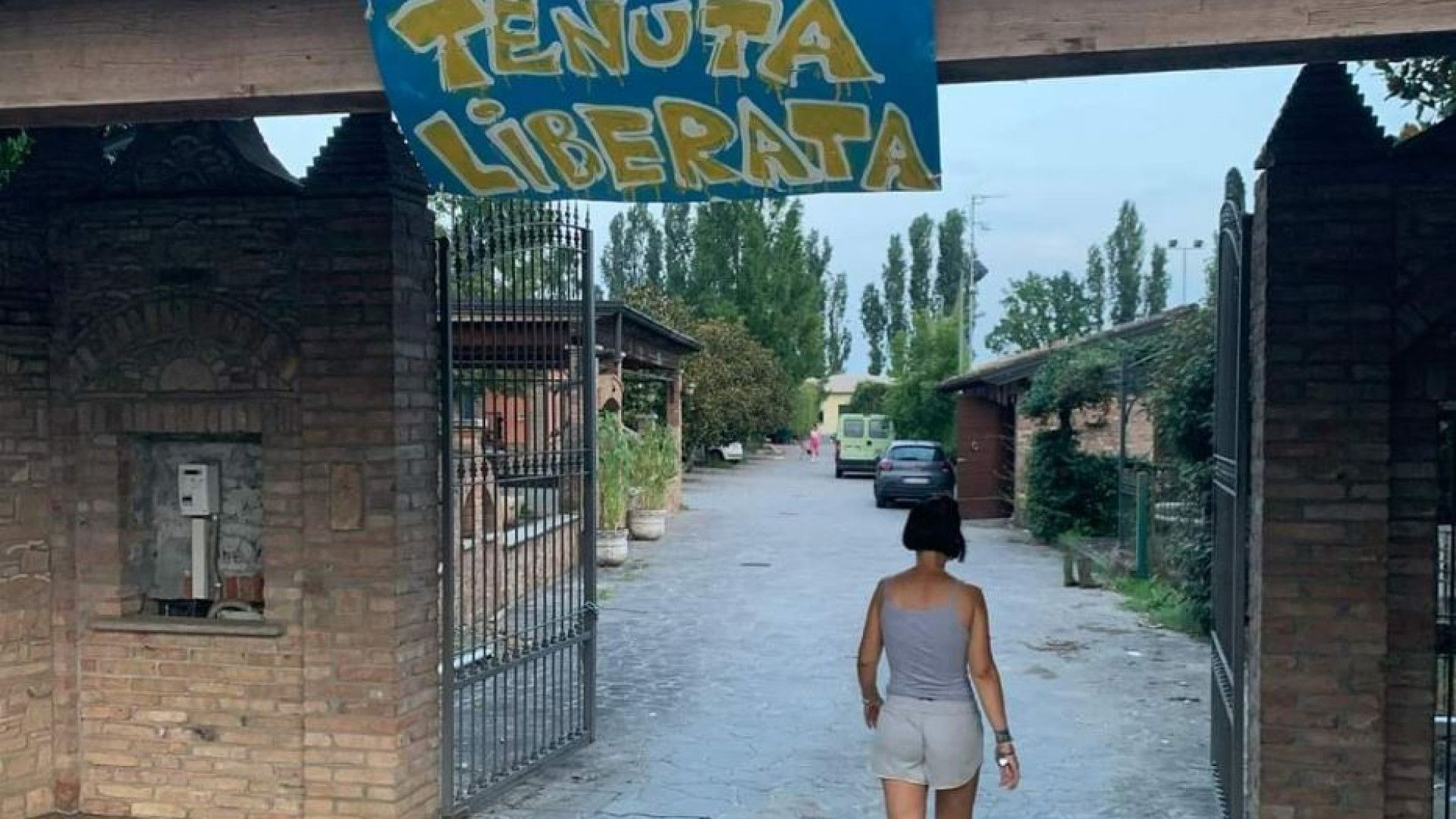 Immagine di Nella tenuta del superevasore, il futuro per poveri e immigrati