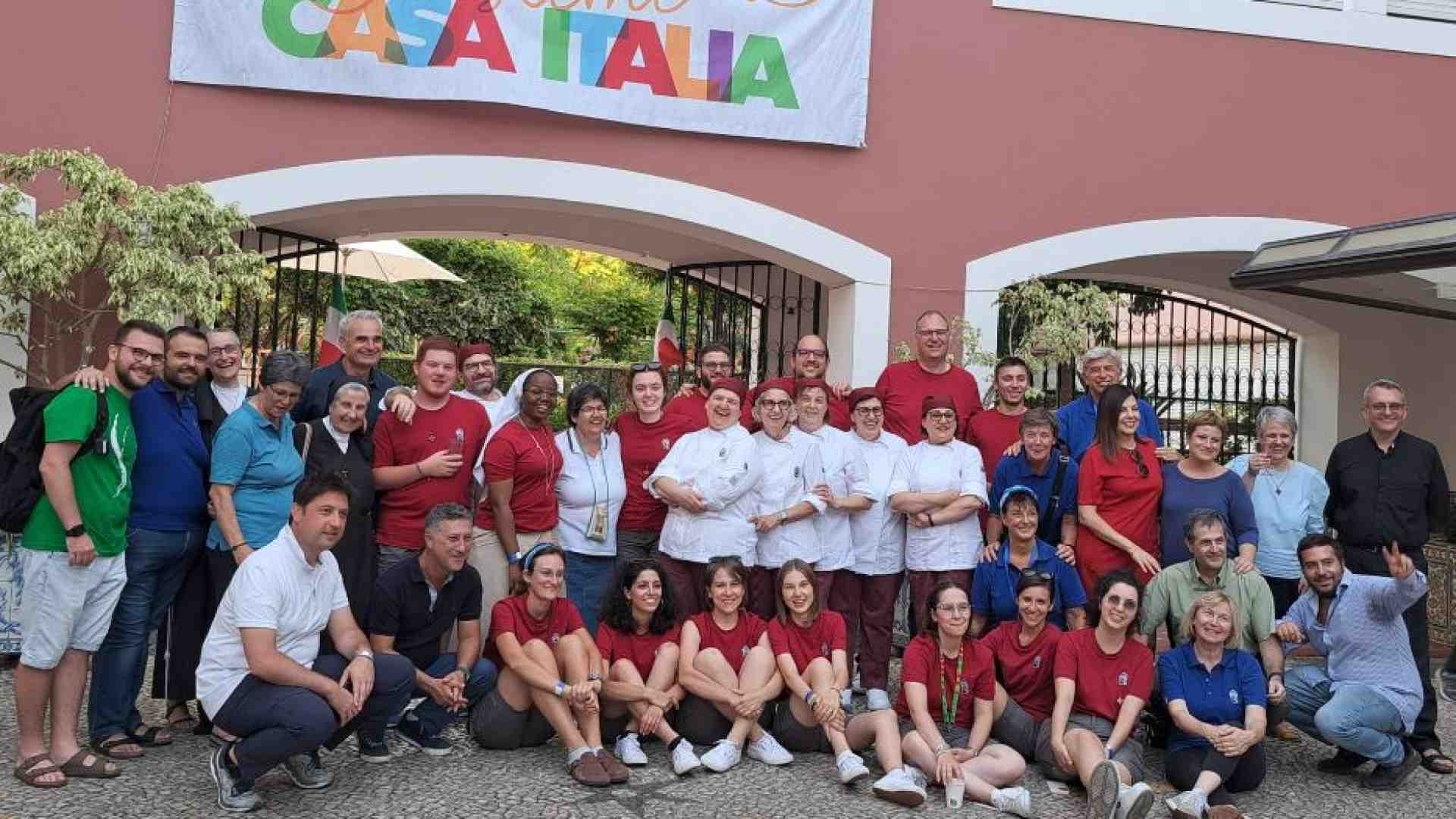 Immagine di Foto di gruppo a Casa Italia prima della partenza