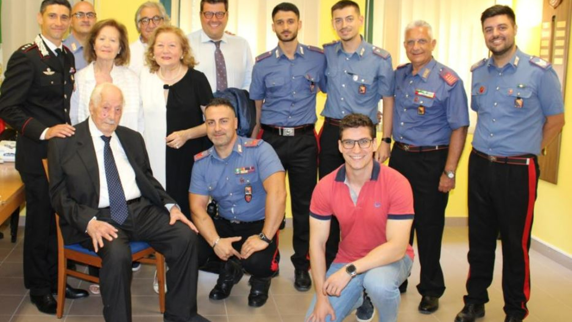 Immagine di Brigadiere festeggia il 102esimo compleanno nella caserma dei carabinieri