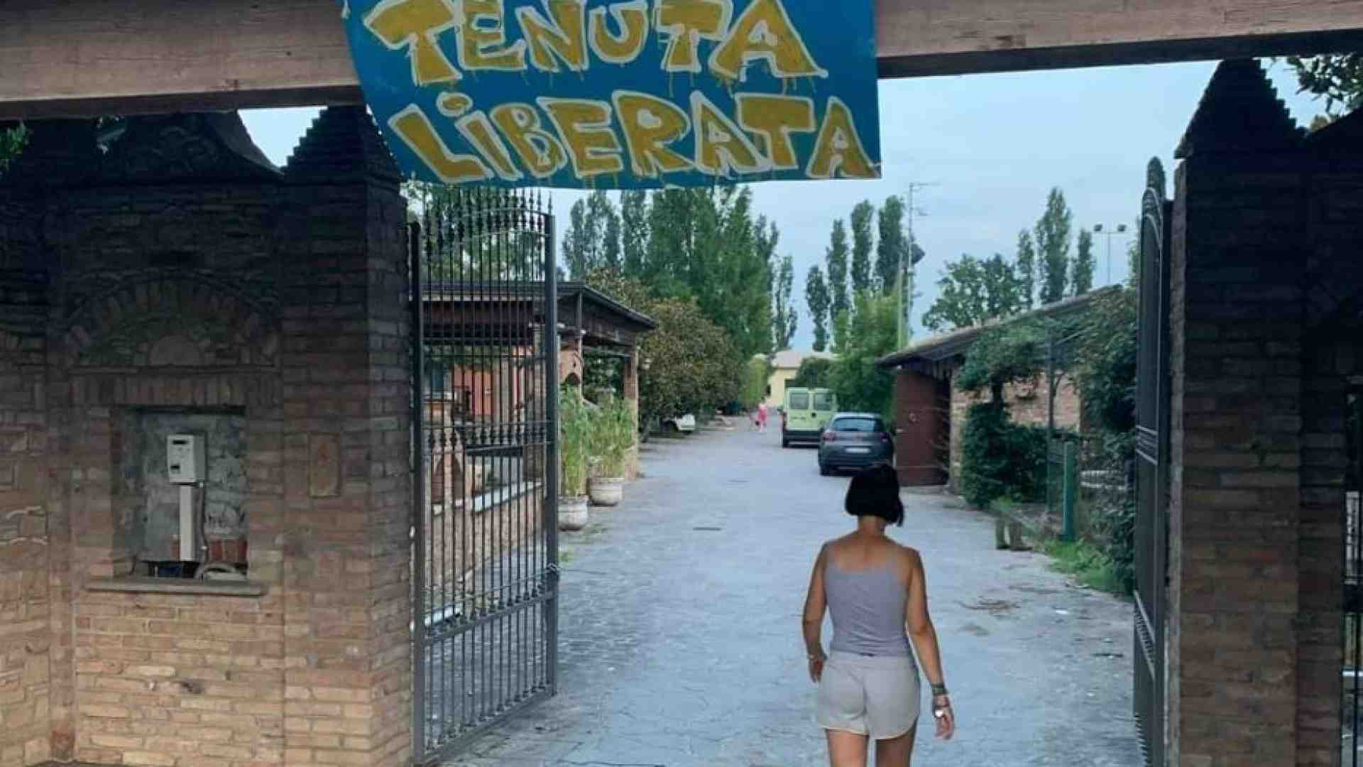 Immagine di Nella tenuta del superevasore, il futuro per poveri e immigrati
