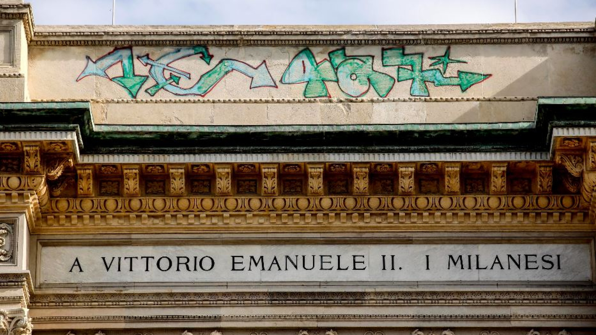 Immagine di Vandali imbrattano la Galleria Vittorio Emanuele