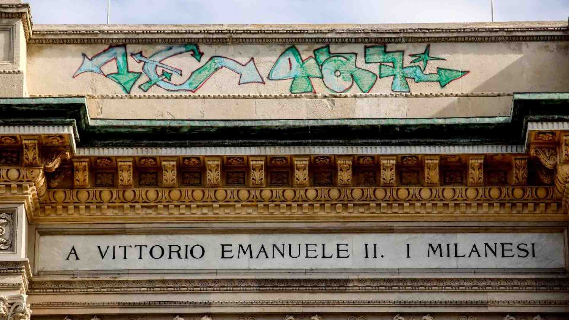 Immagine di Vandali imbrattano la Galleria Vittorio Emanuele
