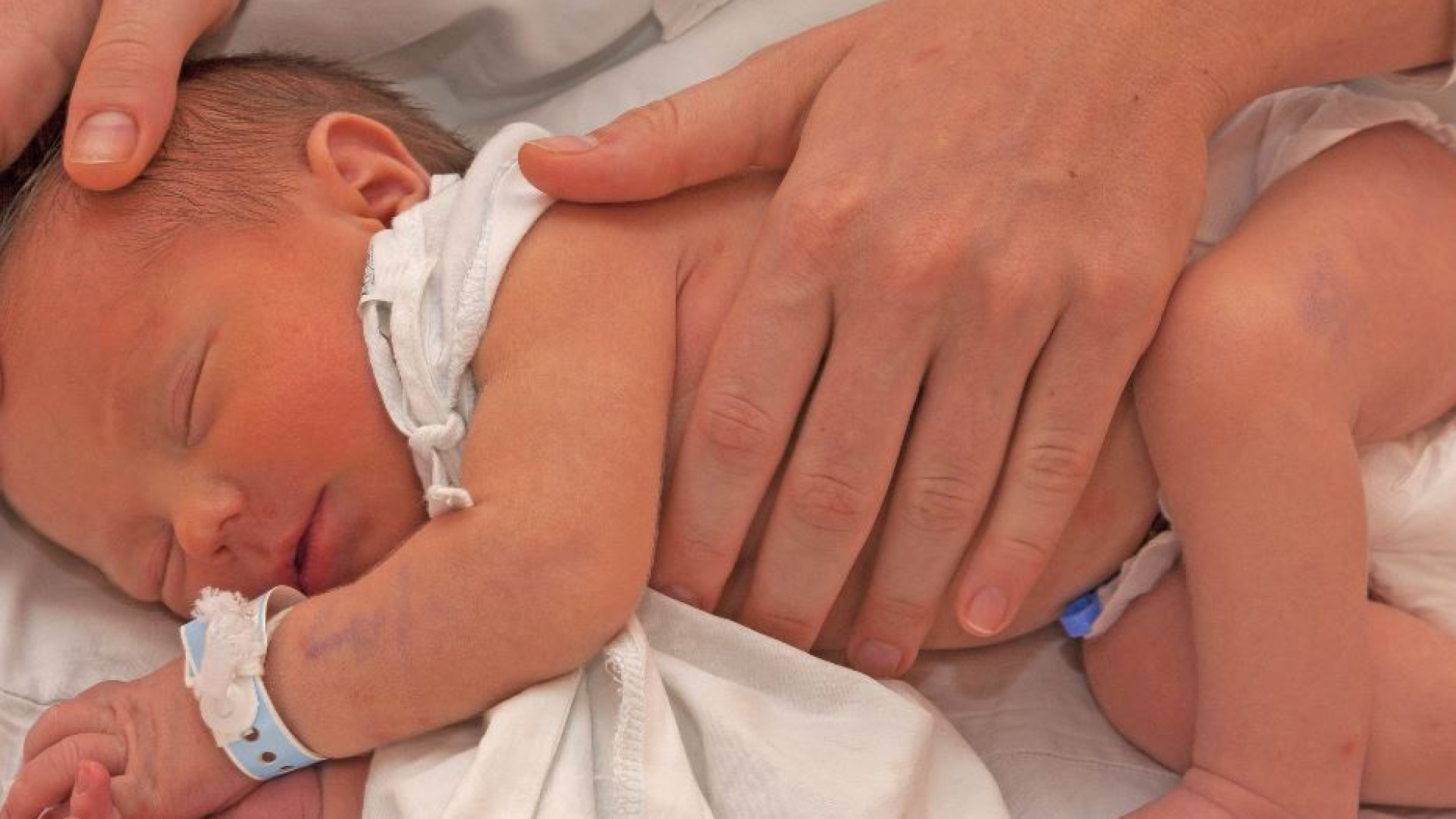 Immagine di Neonato trovato vicino a un cassonetto di rifiuti. Sta bene